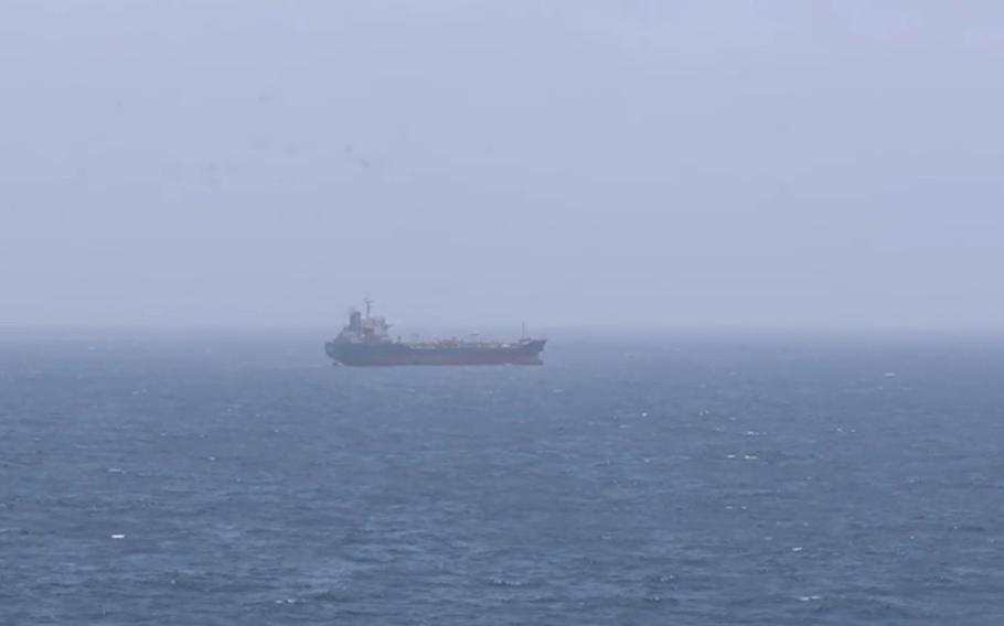 Mỹ lên tàu dầu Iran “kiểm tra”, eo biển Hormuz nóng hực - Ảnh 1.