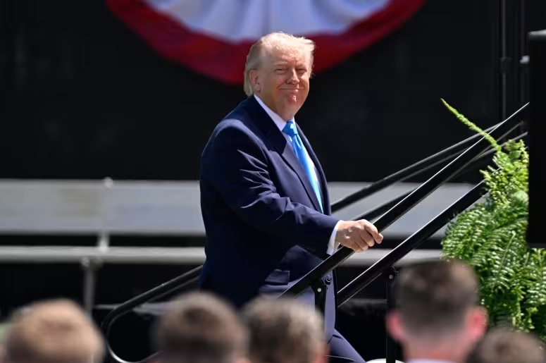 &Ocirc;ng Trump dọa tấn c&ocirc;ng Iran chớp nho&aacute;ng, Iran tuy&ecirc;n bố kh&ocirc;ng đầu h&agrave;ng - Ảnh 1.