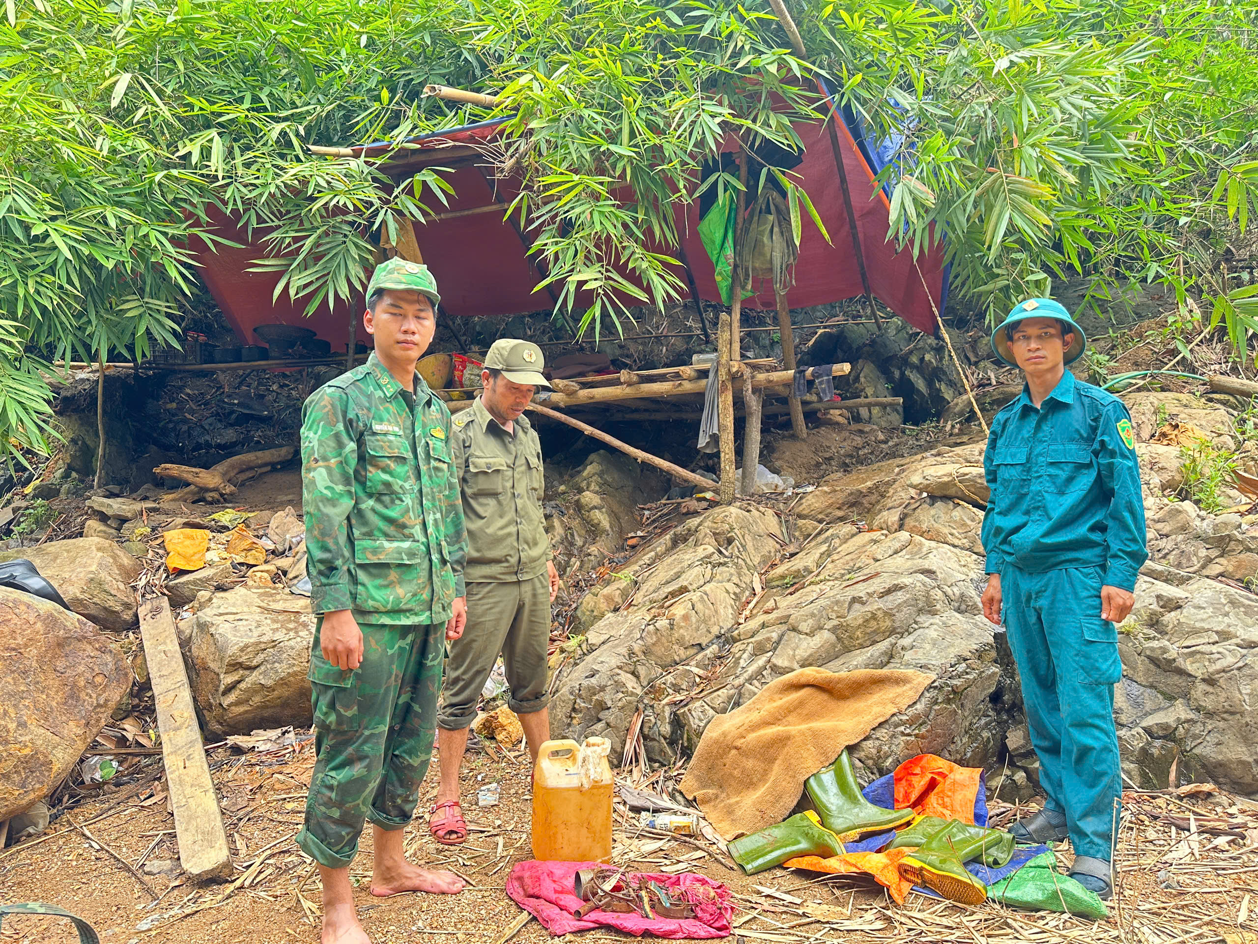 Cận cảnh hoạt động v&agrave;ng tặc tại A Lưới: Lực lượng chức năng truy qu&eacute;t gắt gao - Ảnh 3.