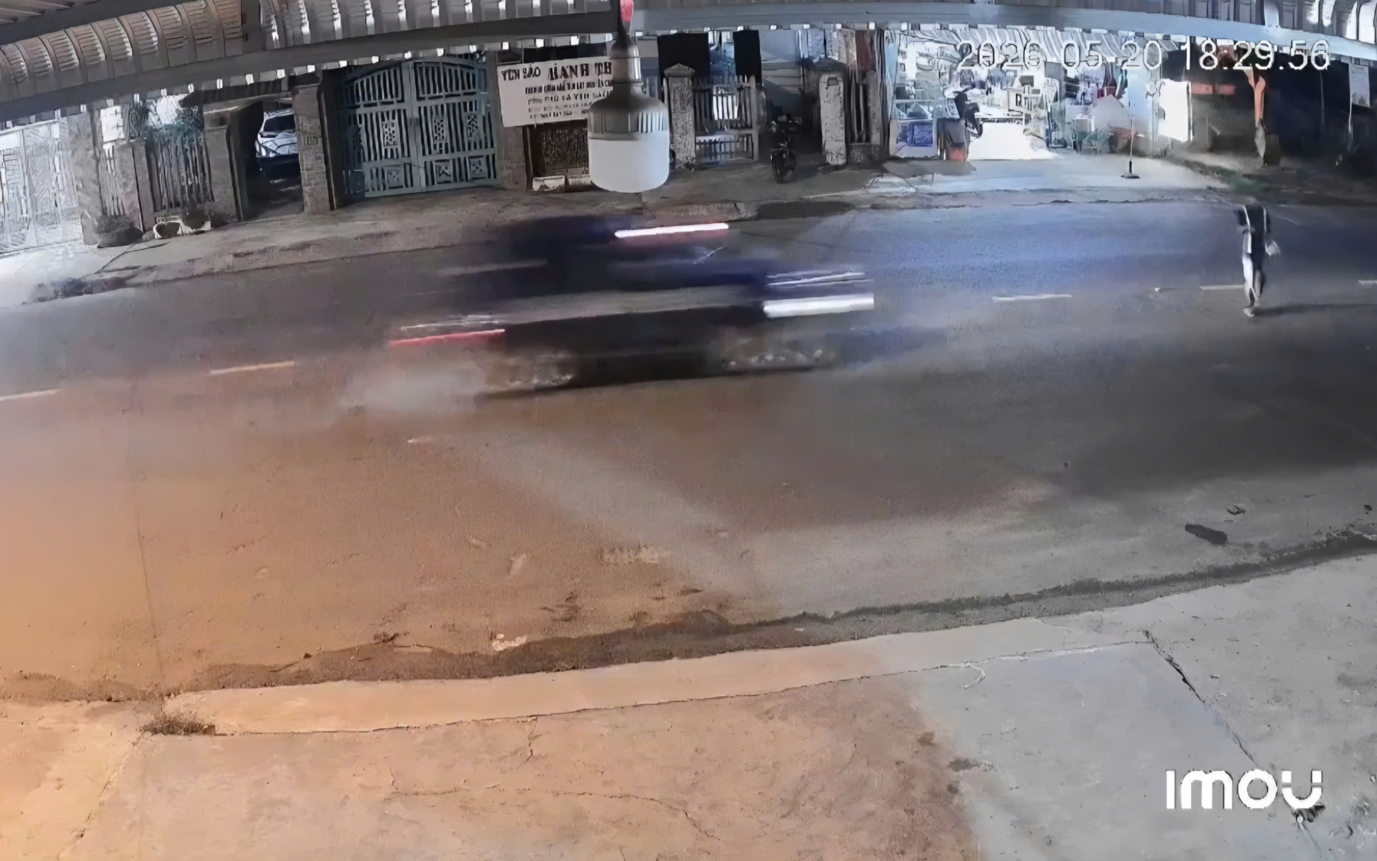 CLIP: Taxi tông một người đi bộ tử vong