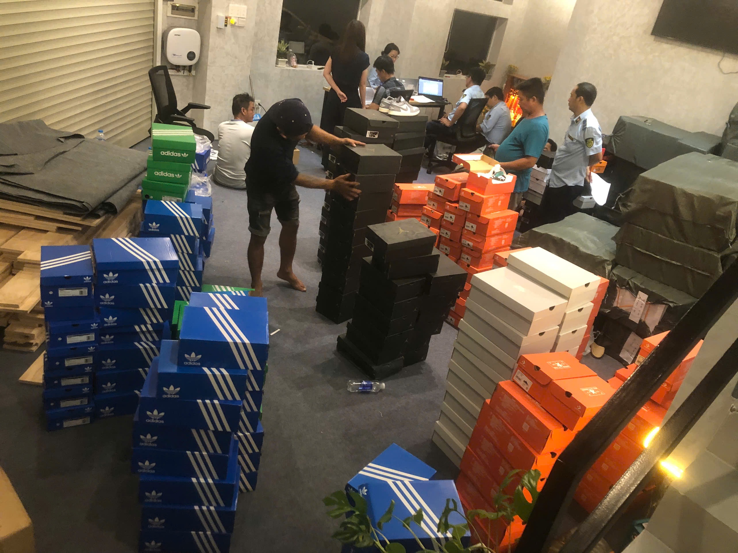 C&ocirc;ng an TPHCM khởi tố chủ chuỗi cửa h&agrave;ng sneaker nổi tiếng - Ảnh 2.