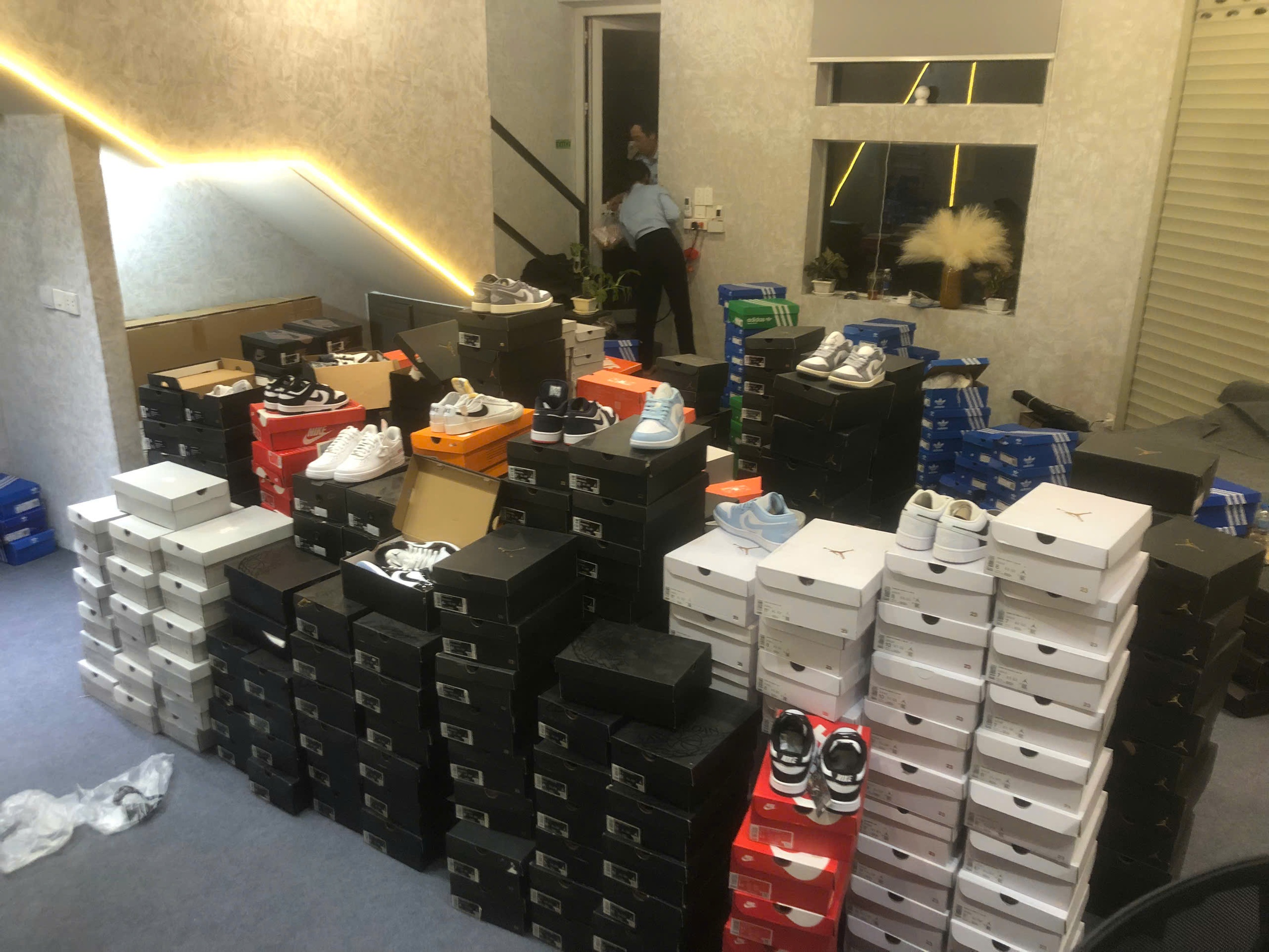 C&ocirc;ng an TPHCM khởi tố chủ chuỗi cửa h&agrave;ng sneaker nổi tiếng - Ảnh 3.