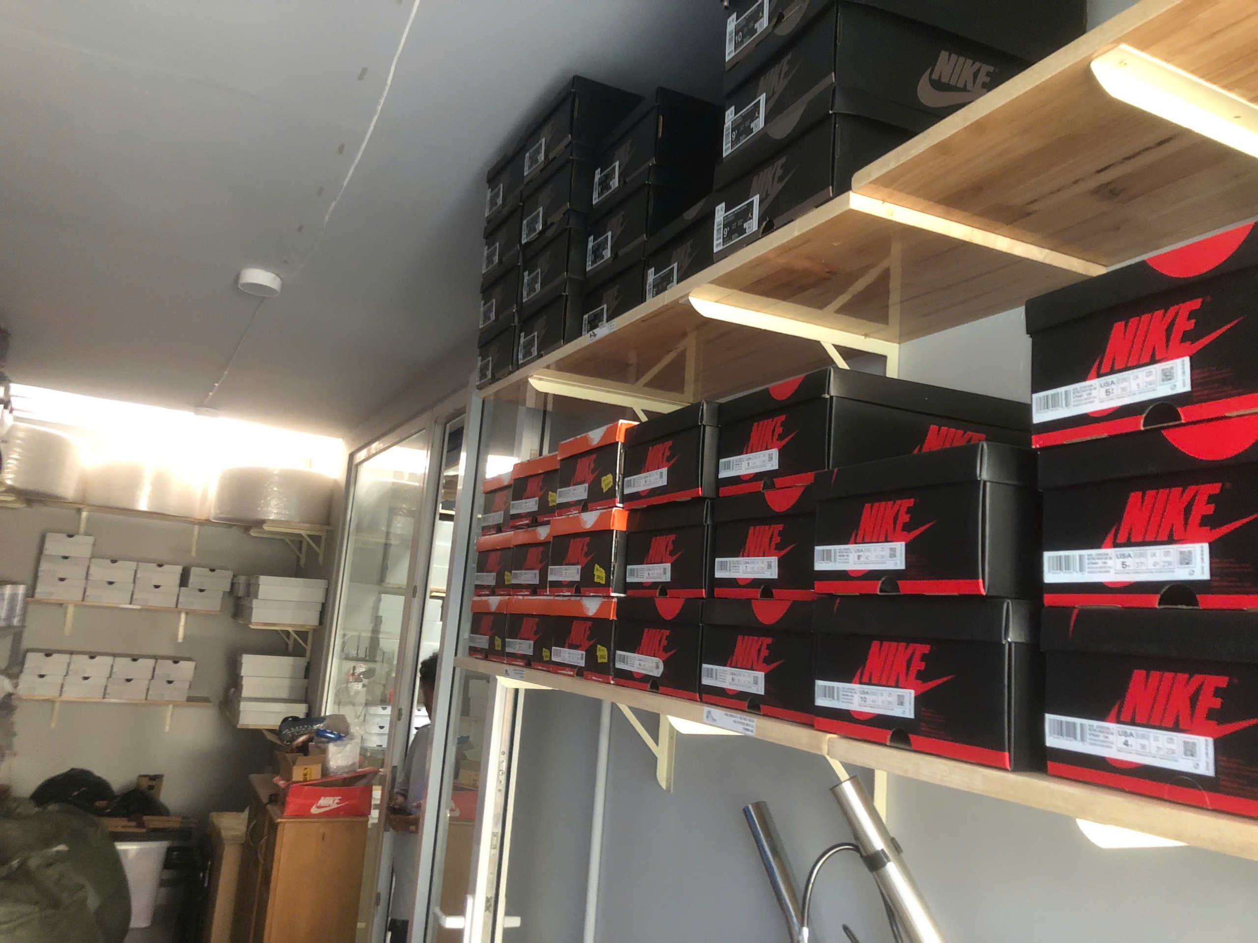 C&ocirc;ng an TPHCM khởi tố chủ chuỗi cửa h&agrave;ng sneaker nổi tiếng - Ảnh 4.