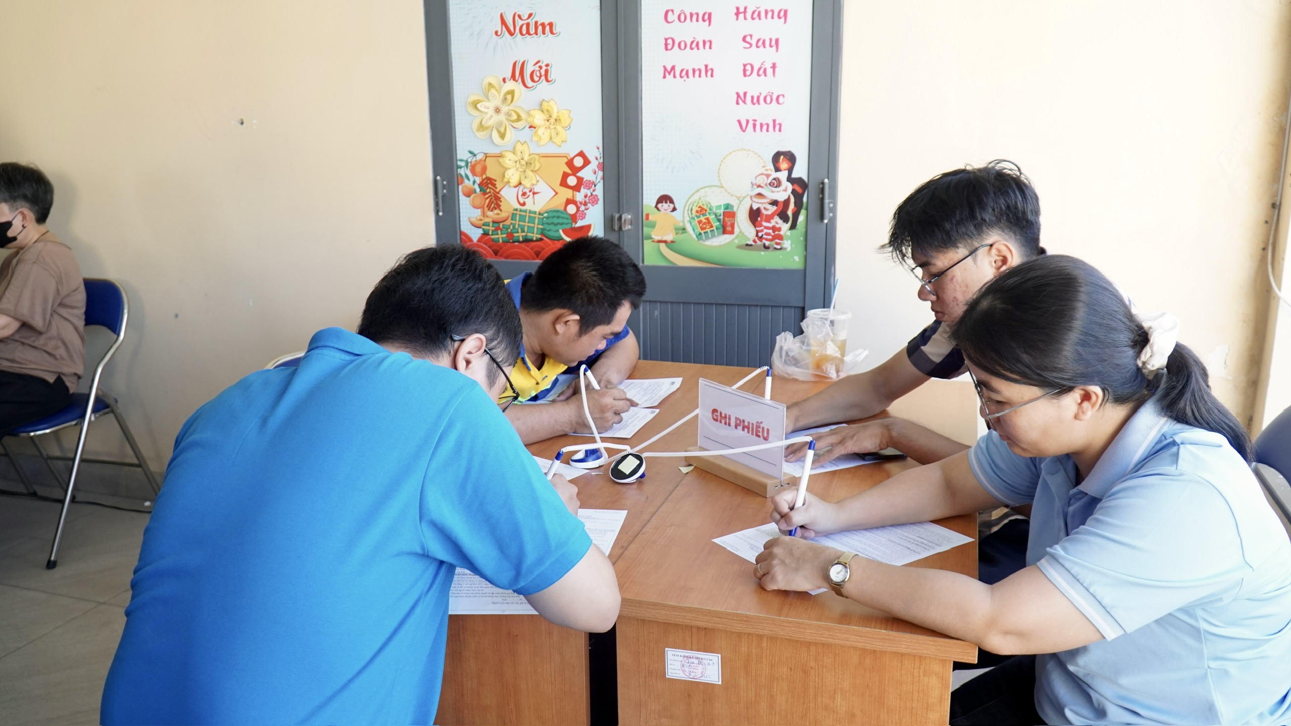 Lan tỏa nghĩa cử đẹp từ ngày hội hiến máu của đoàn viên, CNVC-LĐ - Ảnh 4.
