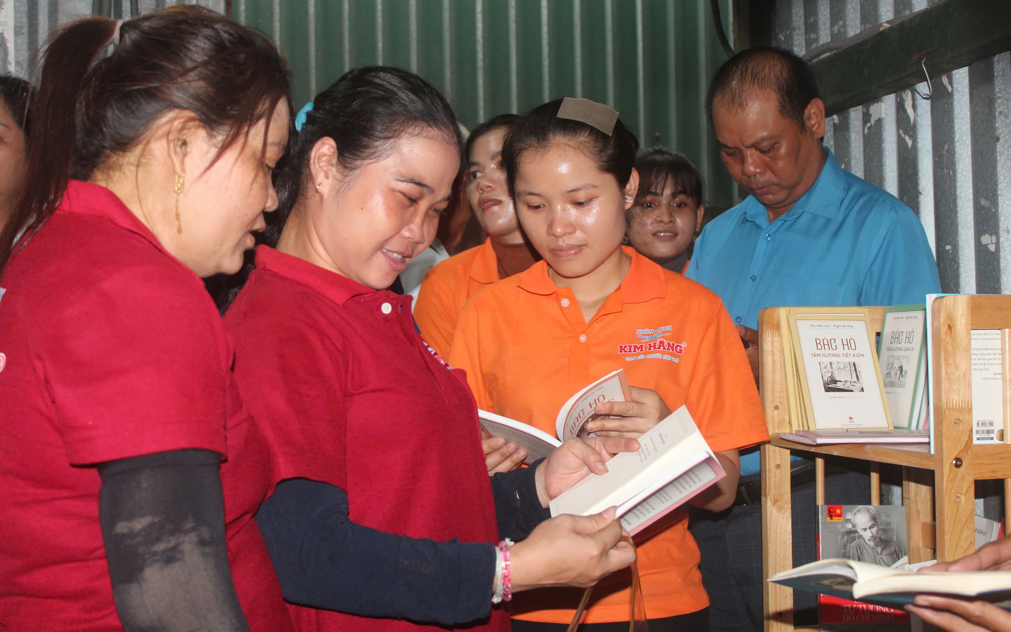 Giữ người cho siêu đô thị - Ảnh 1.