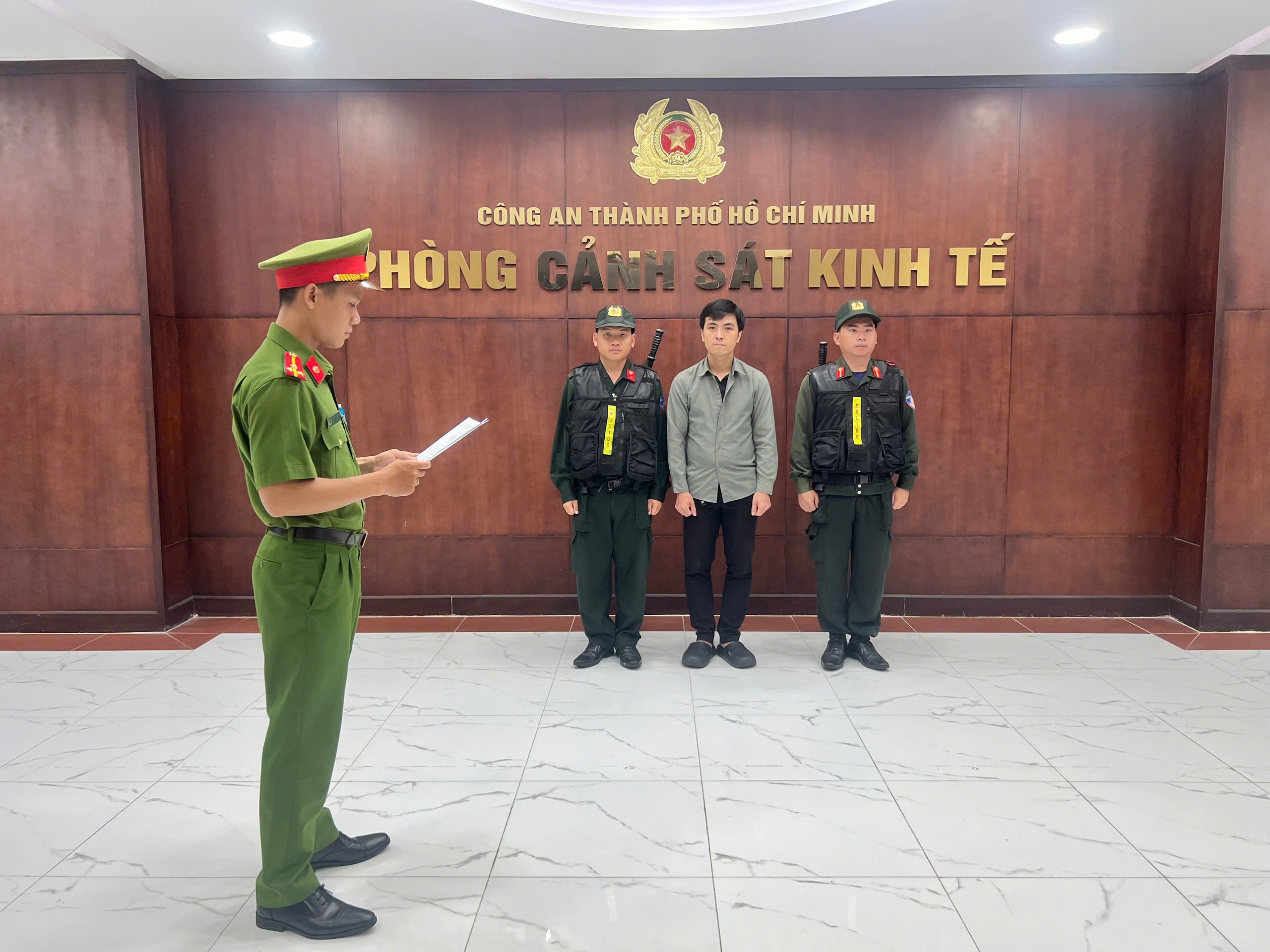 C&ocirc;ng an TPHCM khởi tố chủ chuỗi cửa h&agrave;ng sneaker nổi tiếng - Ảnh 1.