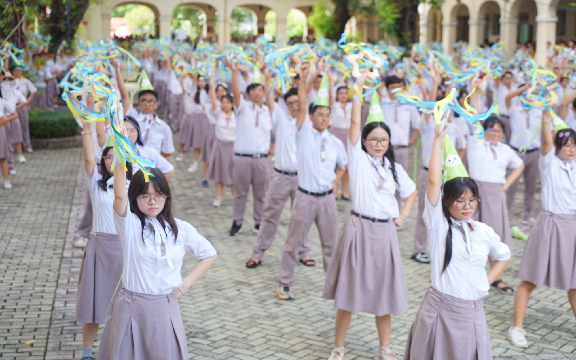 Khoảnh khắc xúc động ngày ra trường của học sinh Trường chuyên Lê Hồng Phong - TPHCM