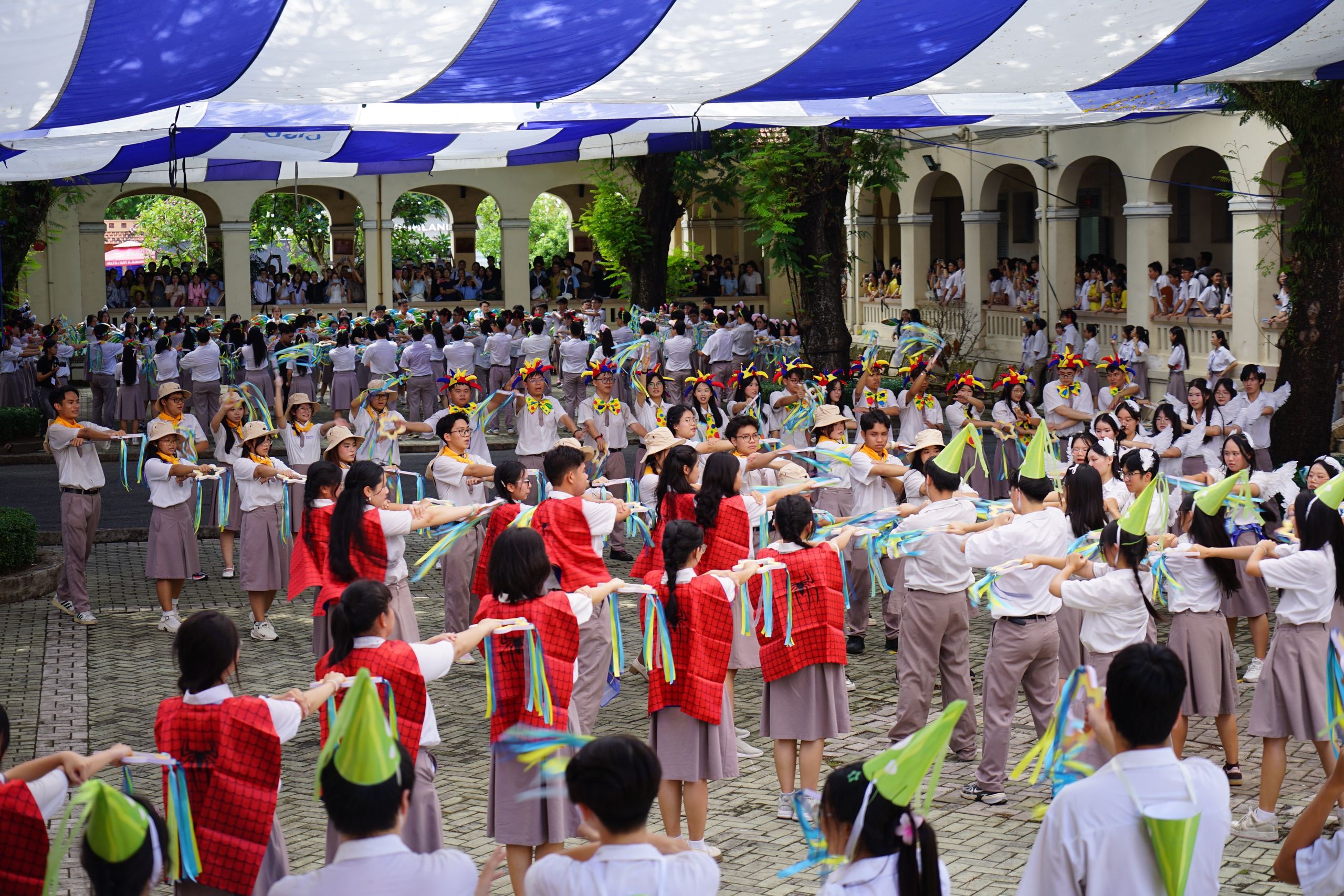 Ng&agrave;y ra trường, học sinh L&ecirc; Hồng Phong c&ugrave;ng nhau &ldquo;tỏa&rdquo; s&aacute;ng - Ảnh 1.
