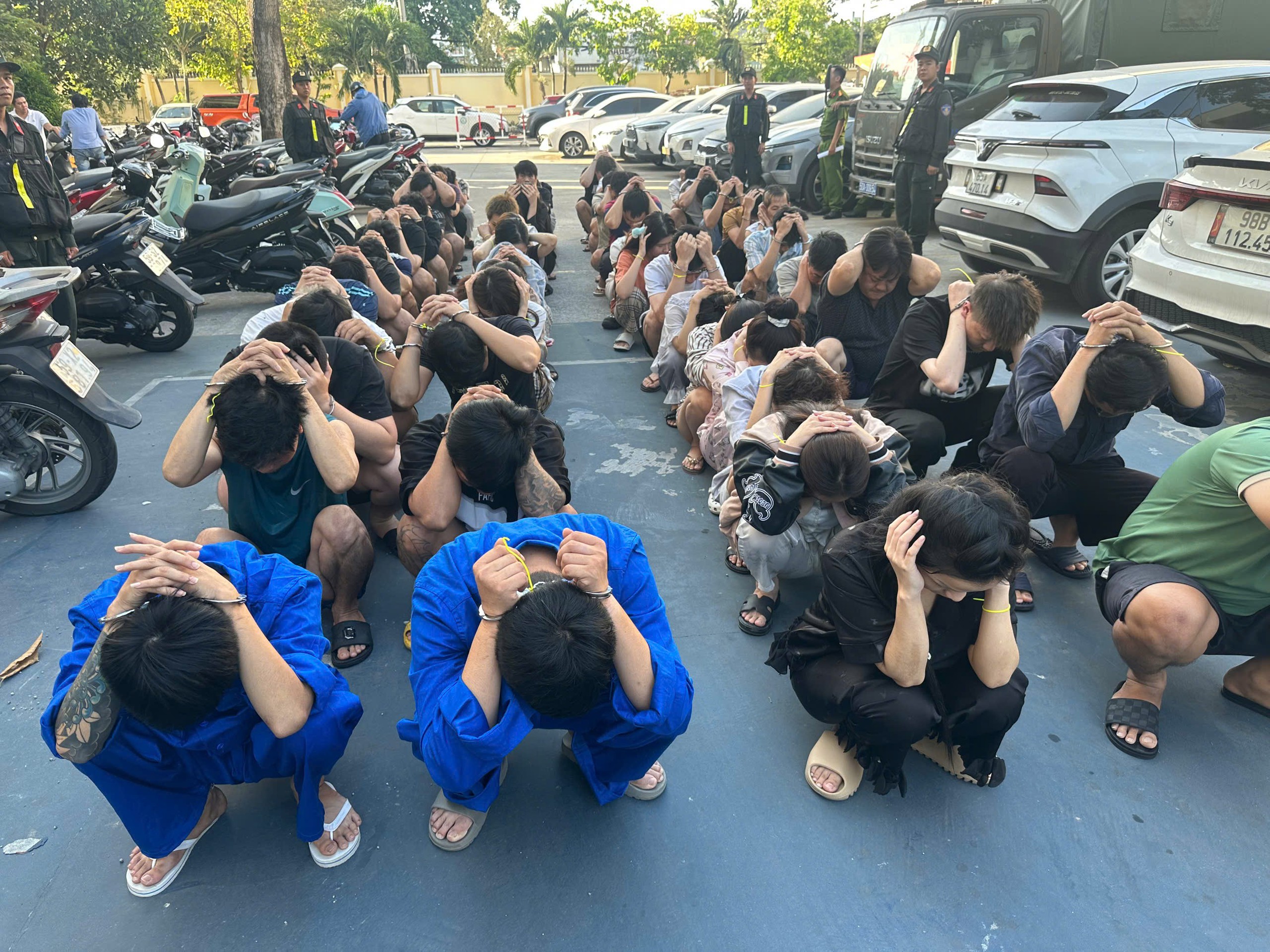 C&ocirc;ng an TPHCM bắt ca sĩ - Ảnh 2.