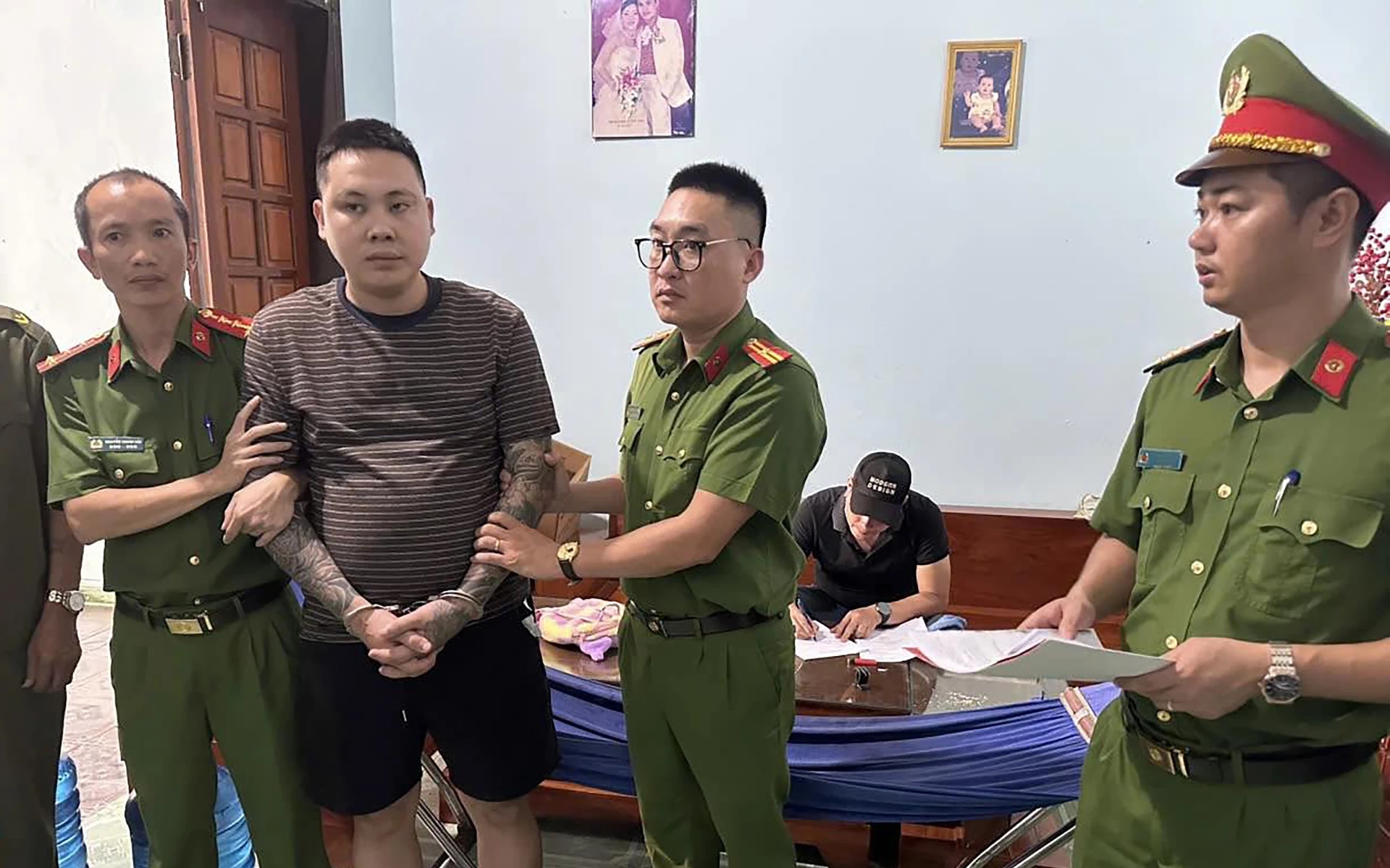 Công an kiểm tra một phòng trọ ở Ba Đồn, nhiều bí mật dần lộ diện