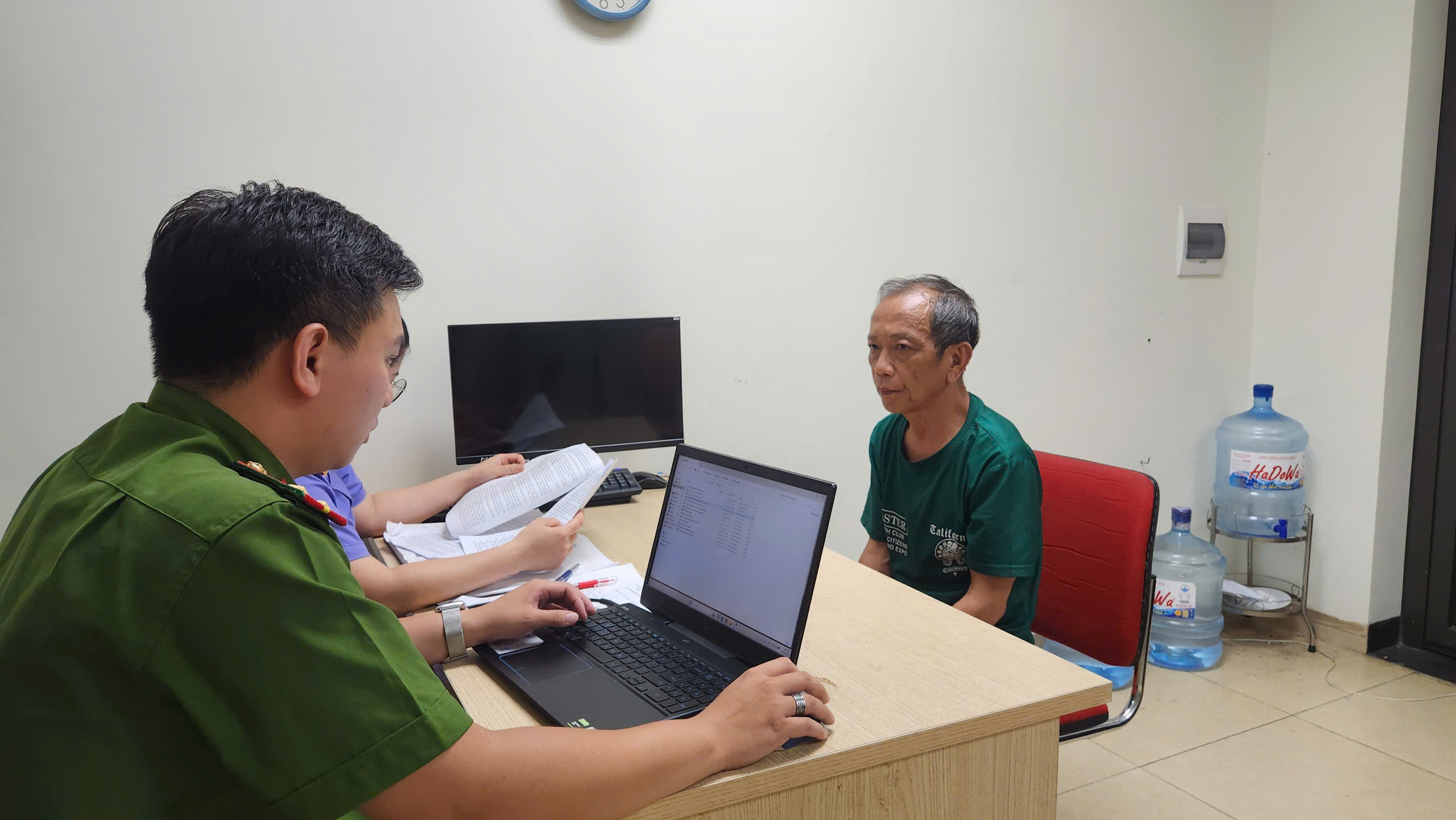 Bắt "thần y rởm" quảng c&aacute;o chữa b&aacute;ch bệnh bằng uống nước ion kiềm, giao dịch lừa gần 100 tỉ đồng - Ảnh 1.