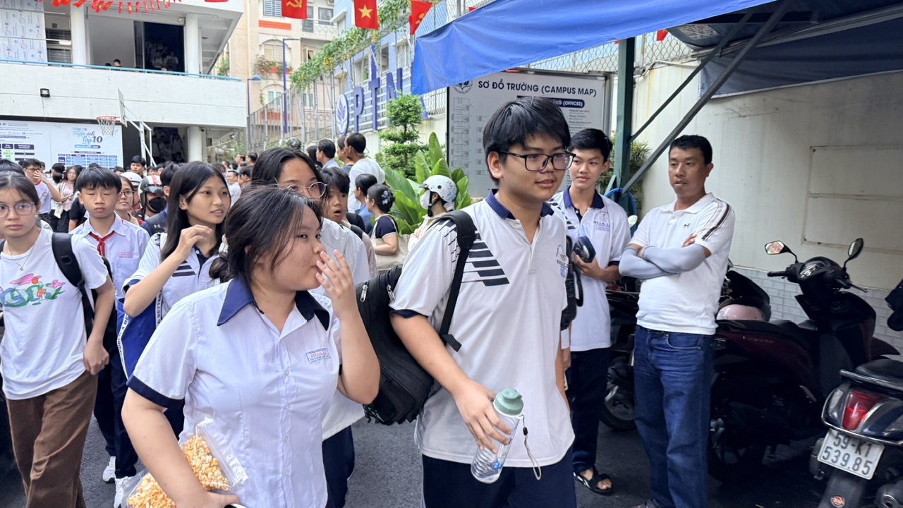 S&aacute;ng nay, hơn 4.700 th&iacute; sinh thi lớp 10 Trường Phổ th&ocirc;ng Năng khiếu TPHCM - Ảnh 6.