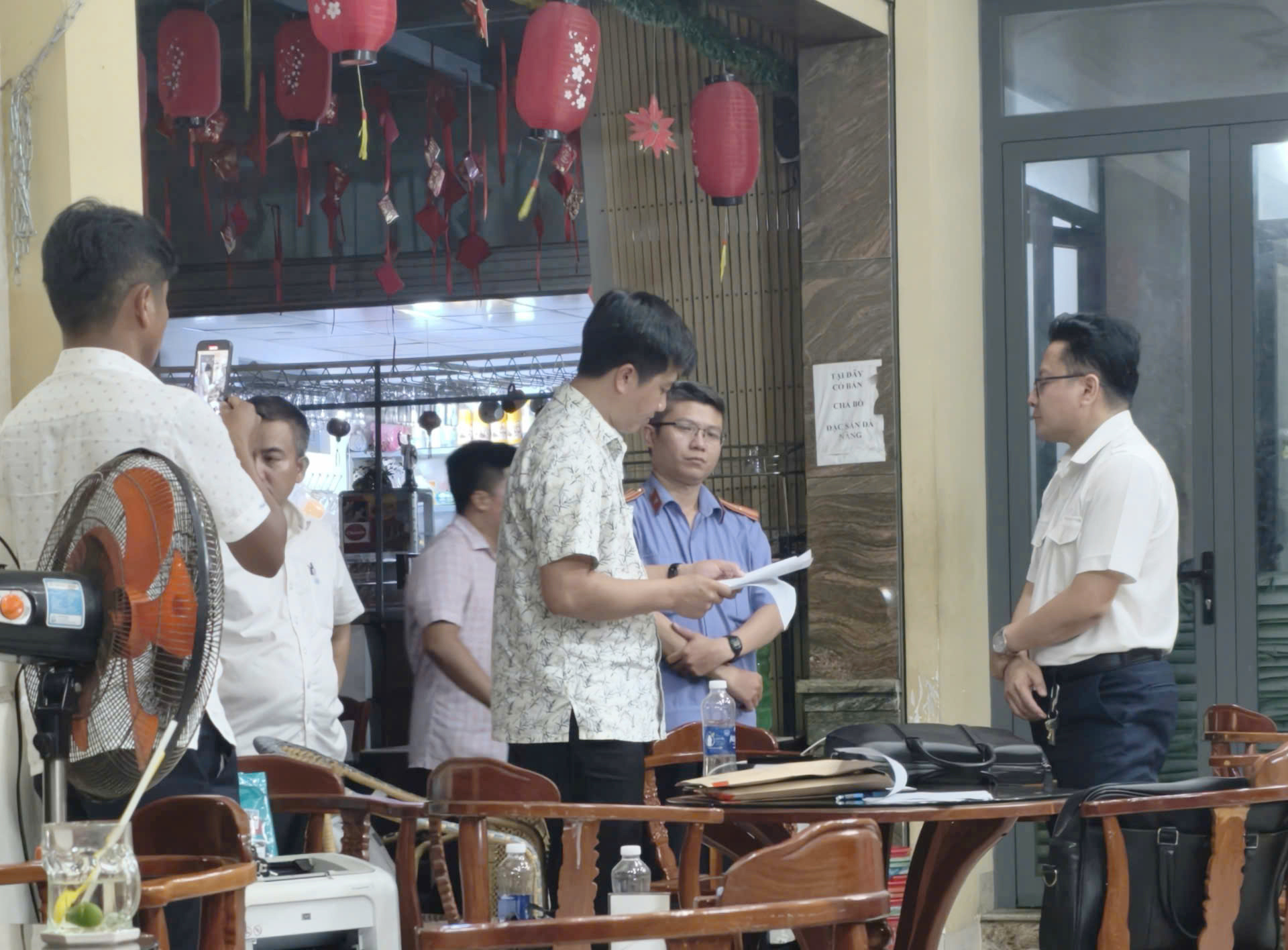 C&aacute;n bộ thuế Cần Thơ bị bắt nhận hối lộ 100 triệu đồng từ gi&aacute;m đốc c&ocirc;ng ty - Ảnh 2.