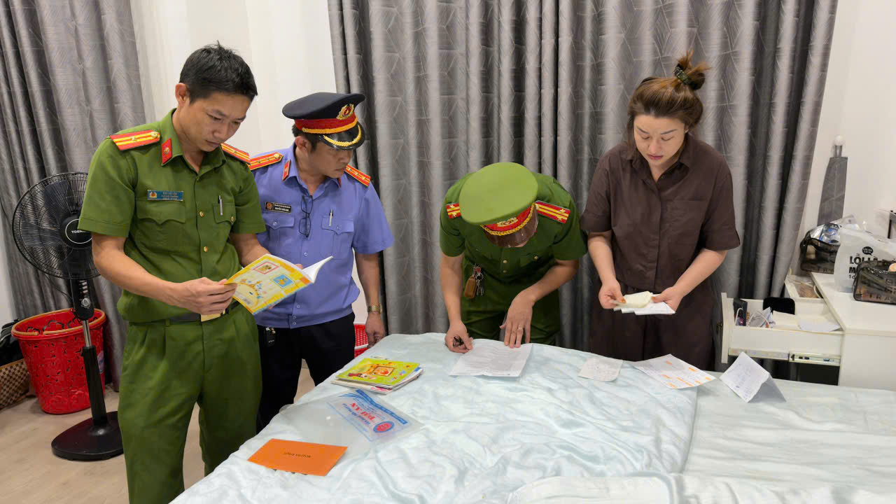Hai người bị lừa đảo chiếm đoạt số tiền cực lớn, hơn 300 tỉ đồng - Ảnh 2.