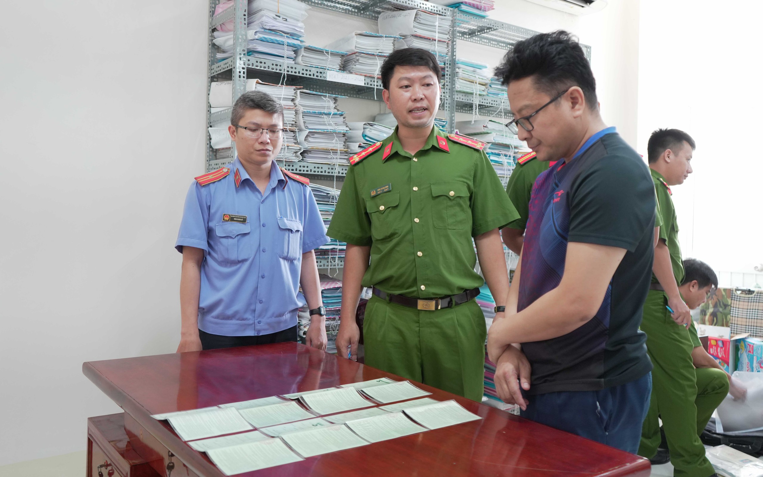 C&aacute;n bộ thuế Cần Thơ bị bắt nhận hối lộ 100 triệu đồng từ gi&aacute;m đốc c&ocirc;ng ty - Ảnh 6.