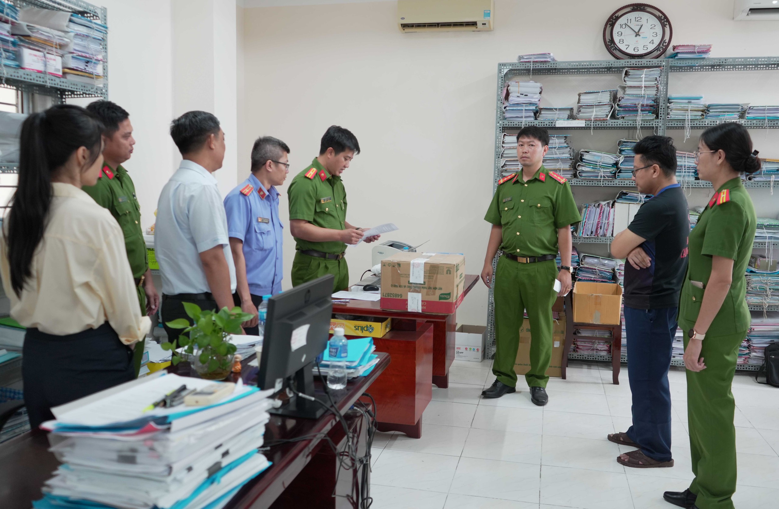 C&aacute;n bộ thuế Cần Thơ bị bắt nhận hối lộ 100 triệu đồng từ gi&aacute;m đốc c&ocirc;ng ty - Ảnh 5.