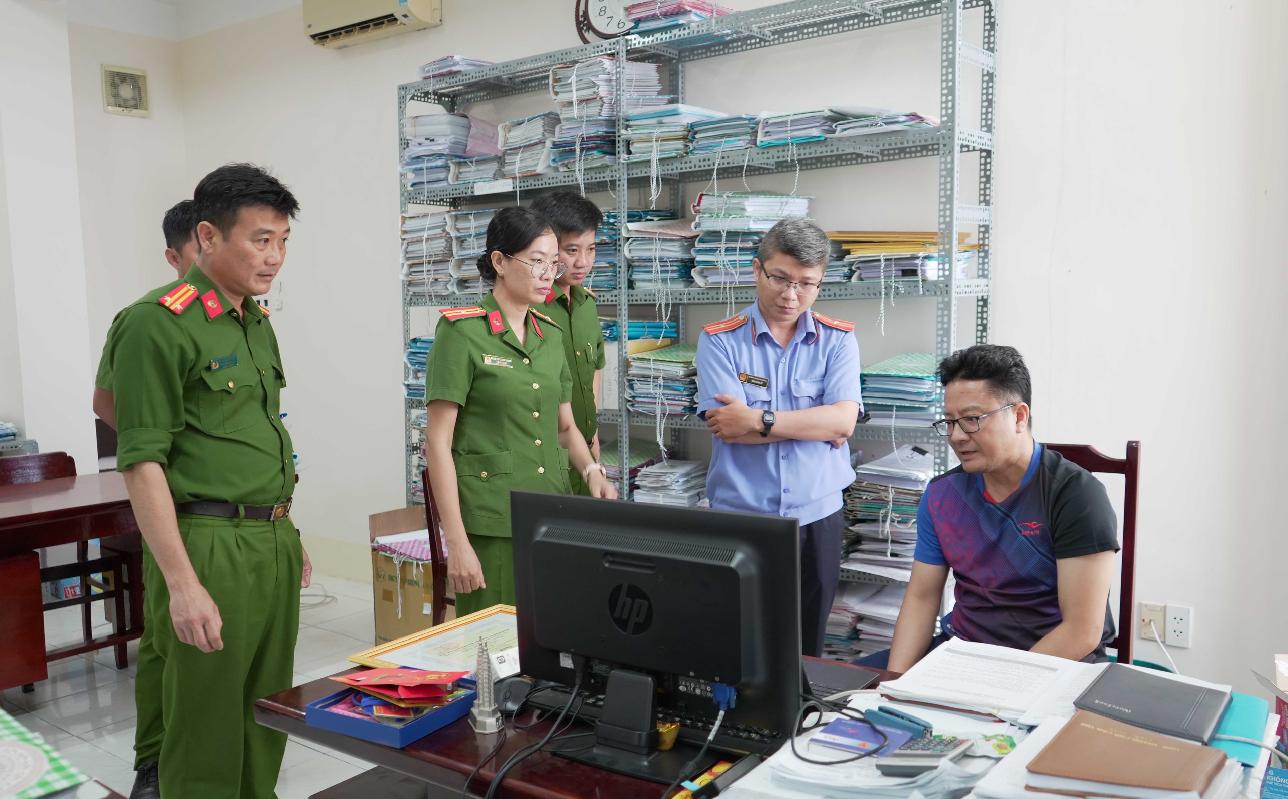 C&aacute;n bộ thuế Cần Thơ bị bắt nhận hối lộ 100 triệu đồng từ gi&aacute;m đốc c&ocirc;ng ty - Ảnh 7.