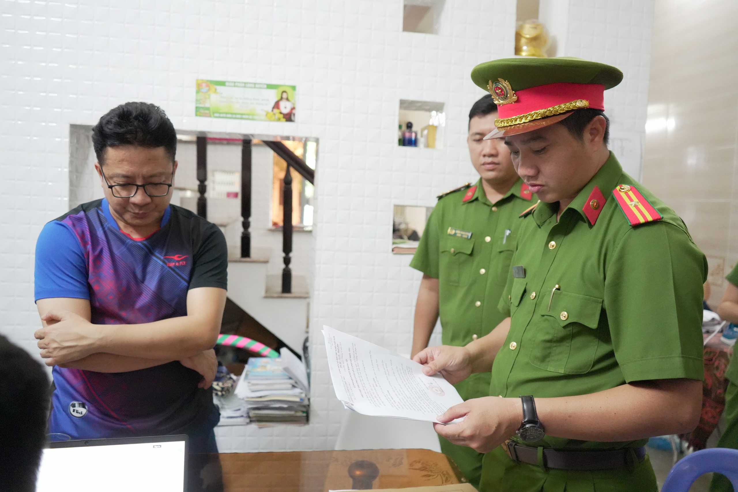 C&aacute;n bộ thuế Cần Thơ bị bắt nhận hối lộ 100 triệu đồng từ gi&aacute;m đốc c&ocirc;ng ty - Ảnh 4.