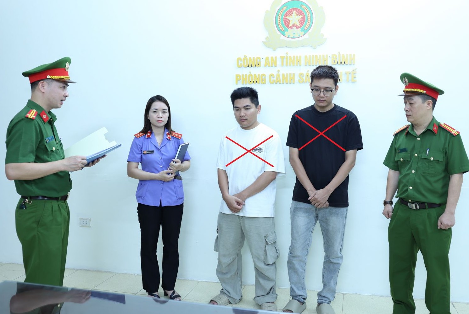 Khởi tố 2 người đ&agrave;n &ocirc;ng "X&acirc;m phạm quyền sở hữu c&ocirc;ng nghiệp" - Ảnh 1.