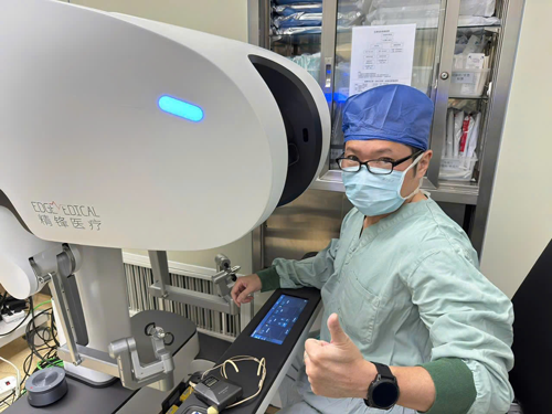Người mở đường phẫu thuật robot tại Việt Nam - Ảnh 2.