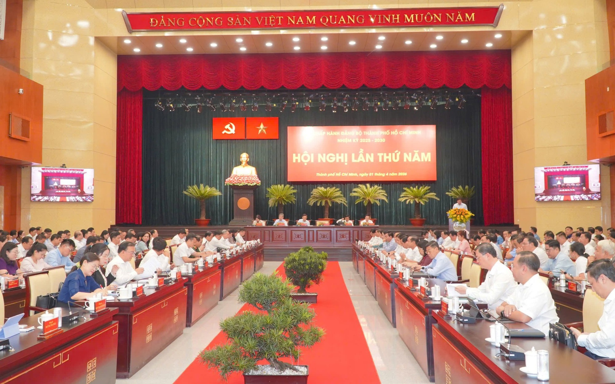 Vì sao Thành ủy TPHCM lập 2 đảng bộ trực thuộc?