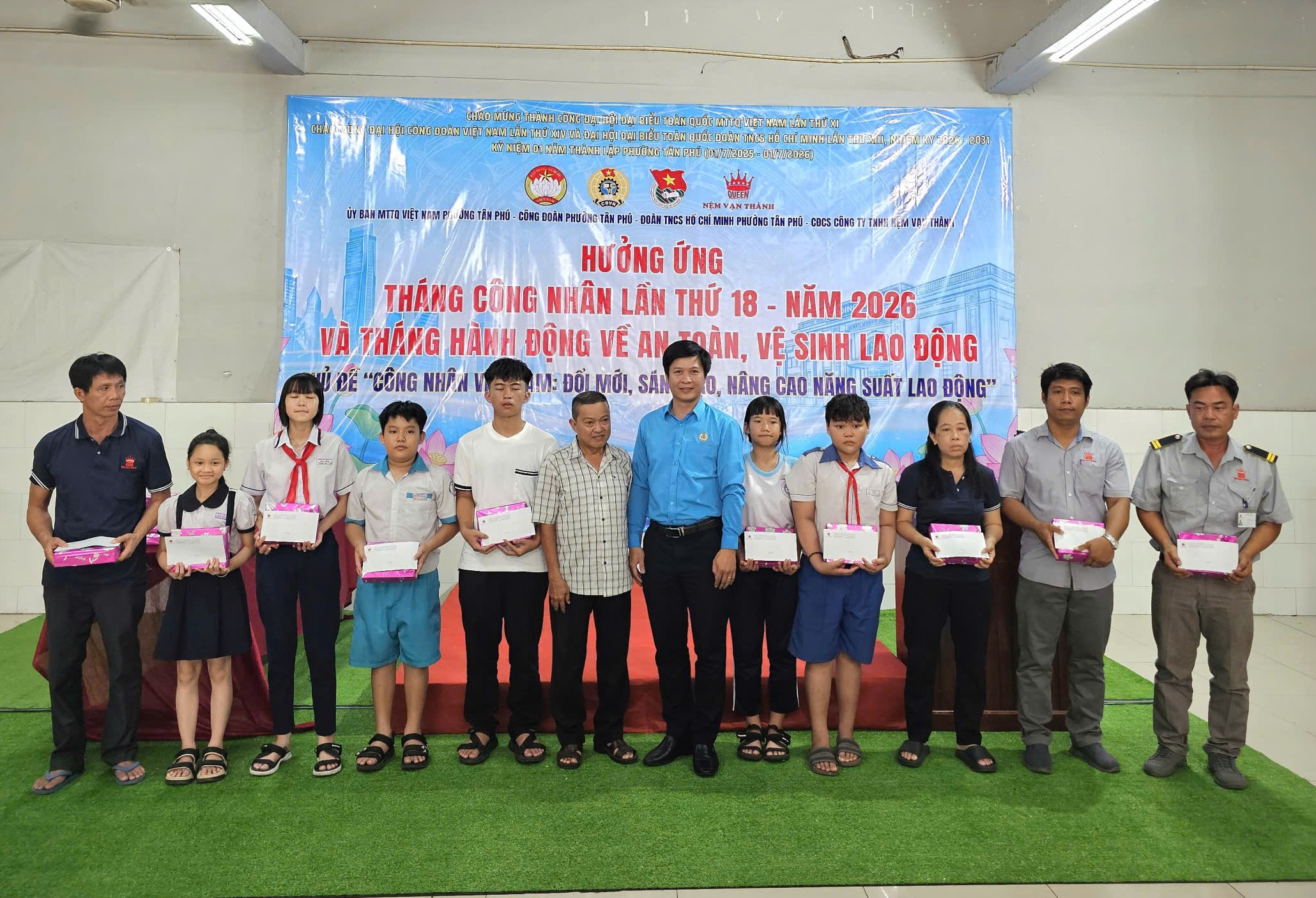 Chăm lo ý nghĩa cho công nhân và con lao động khó khăn - Ảnh 2.