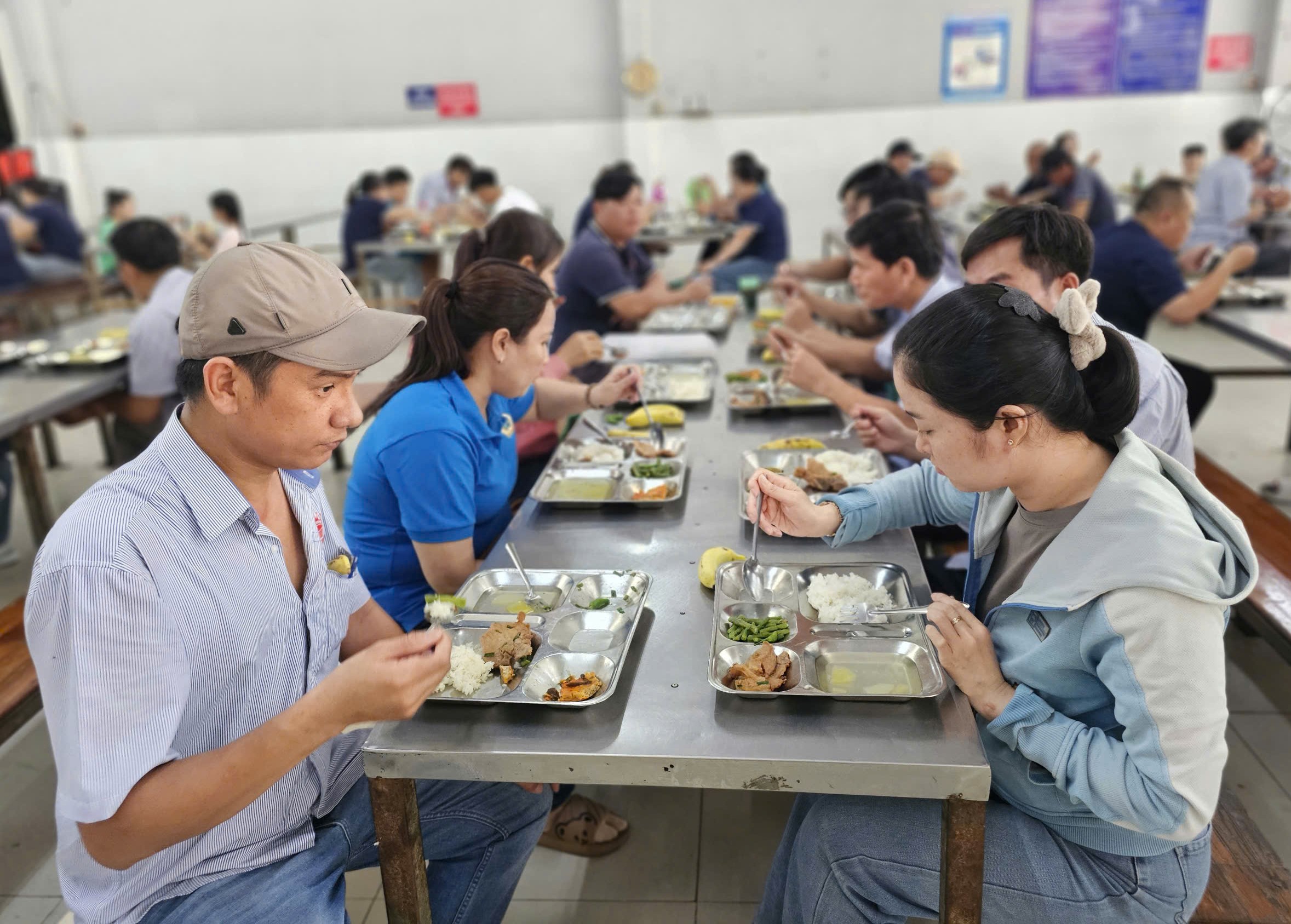Chăm lo ý nghĩa cho công nhân và con lao động khó khăn - Ảnh 5.