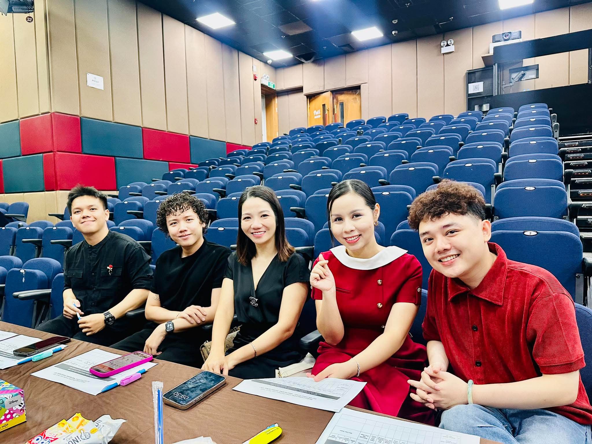 Ngọc Duyên, Bảo Châu, Công Hiển xúc động tham gia dự án "Hào quang trong bóng tối" - Ảnh 1.