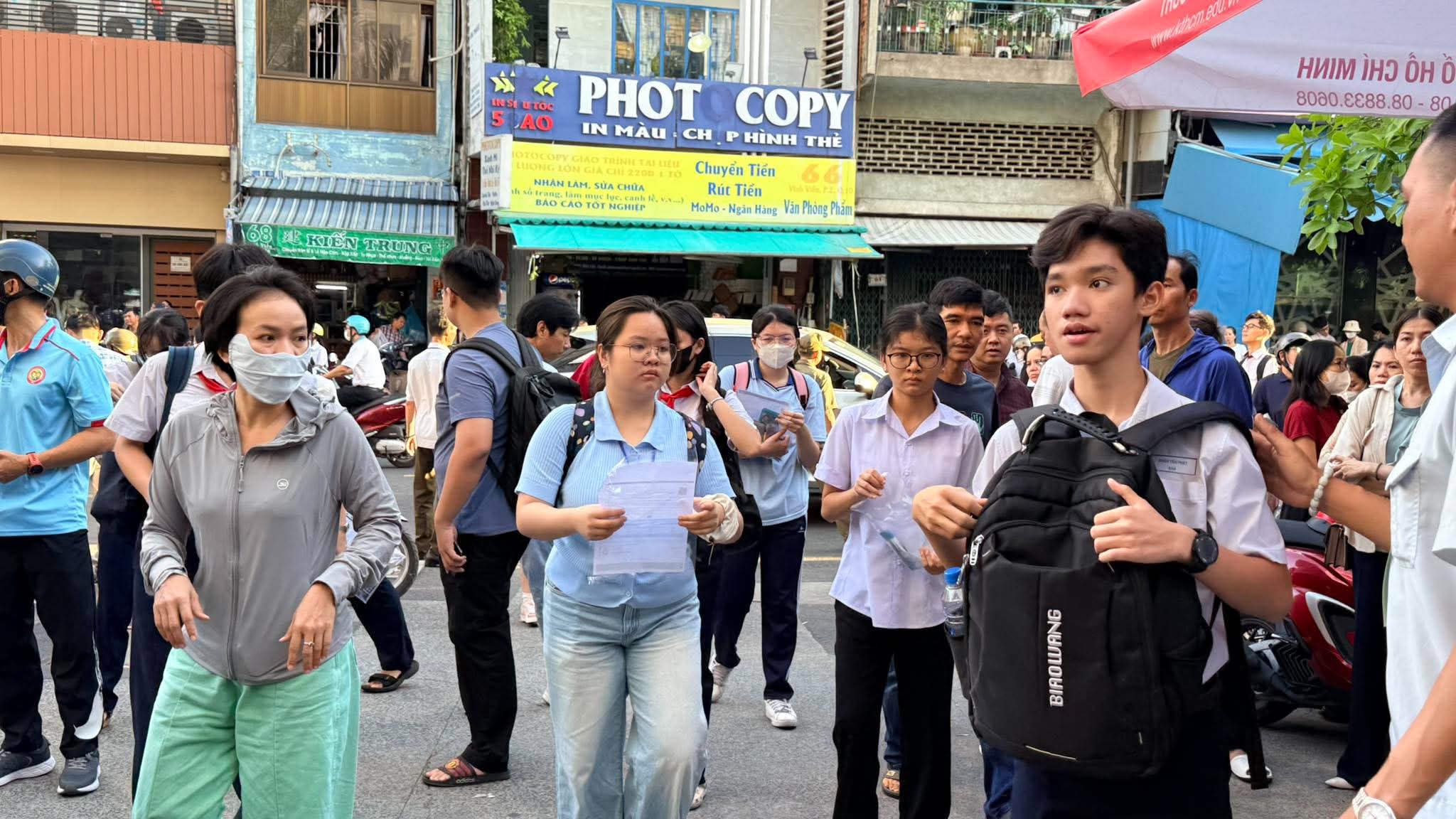 S&aacute;ng nay, hơn 4.700 th&iacute; sinh thi lớp 10 Trường Phổ th&ocirc;ng Năng khiếu TPHCM - Ảnh 1.