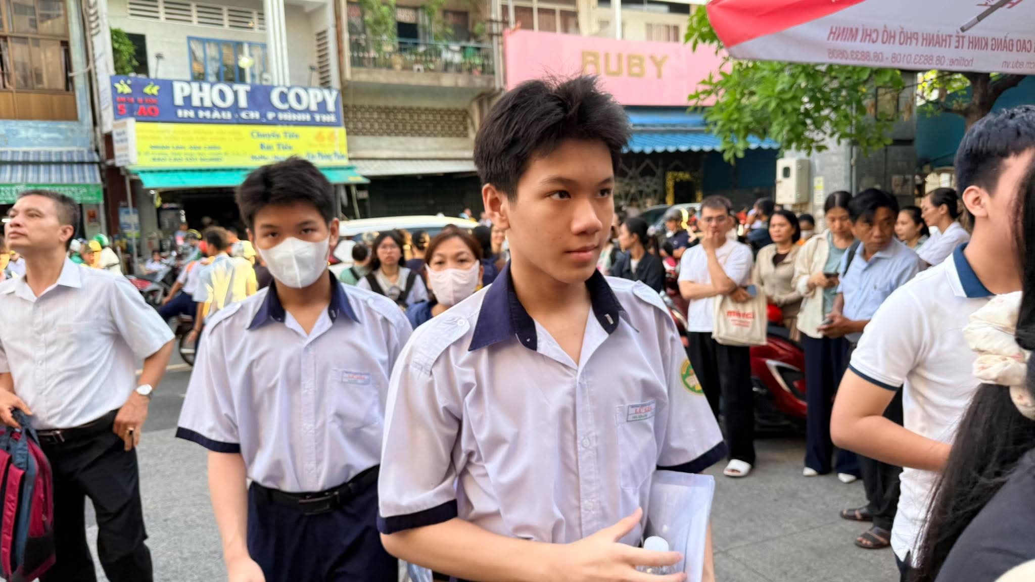S&aacute;ng nay, hơn 4.700 th&iacute; sinh thi lớp 10 Trường Phổ th&ocirc;ng Năng khiếu TPHCM - Ảnh 3.