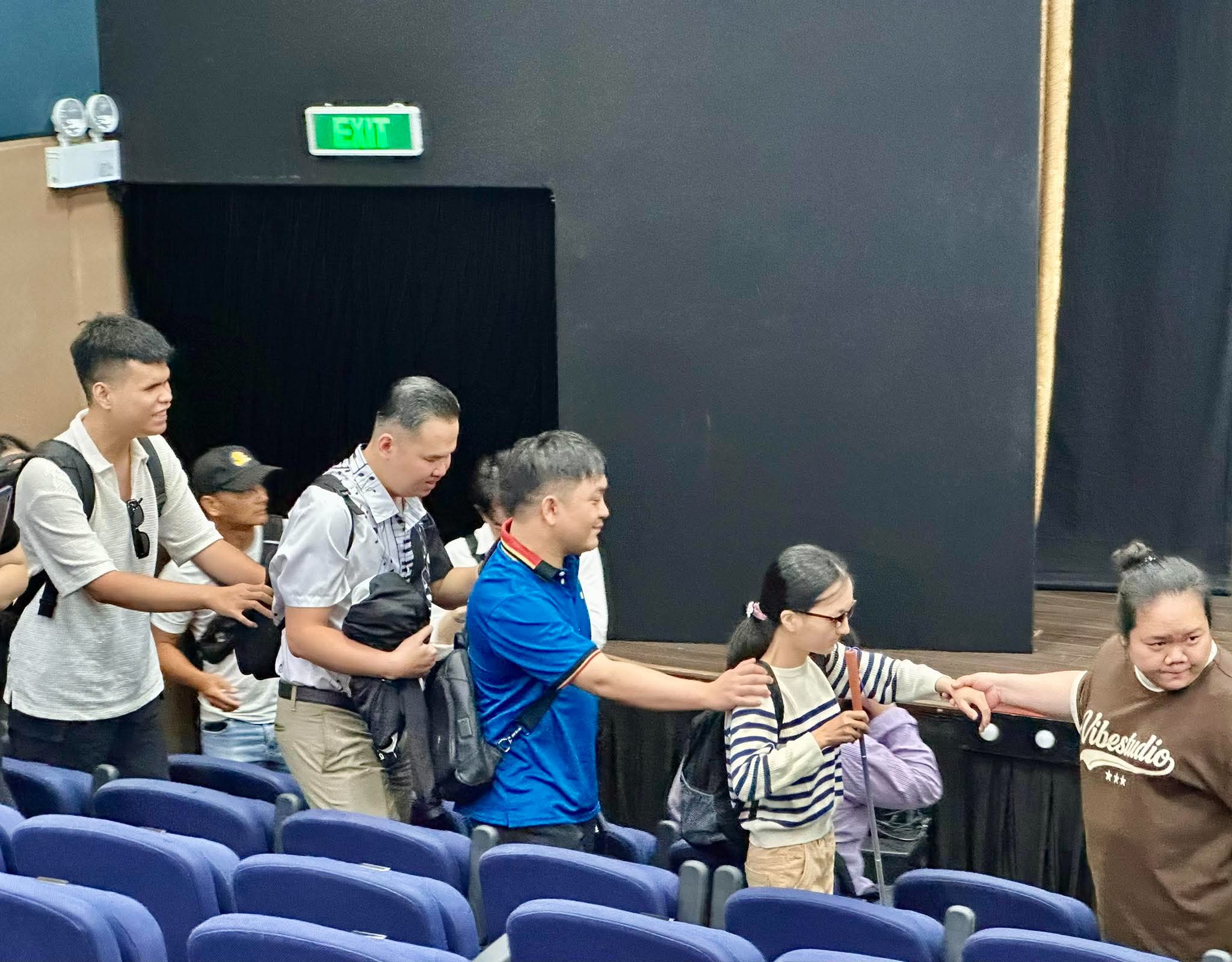 Ngọc Duyên, Bảo Châu, Công Hiển xúc động tham gia dự án "Hào quang trong bóng tối" - Ảnh 2.