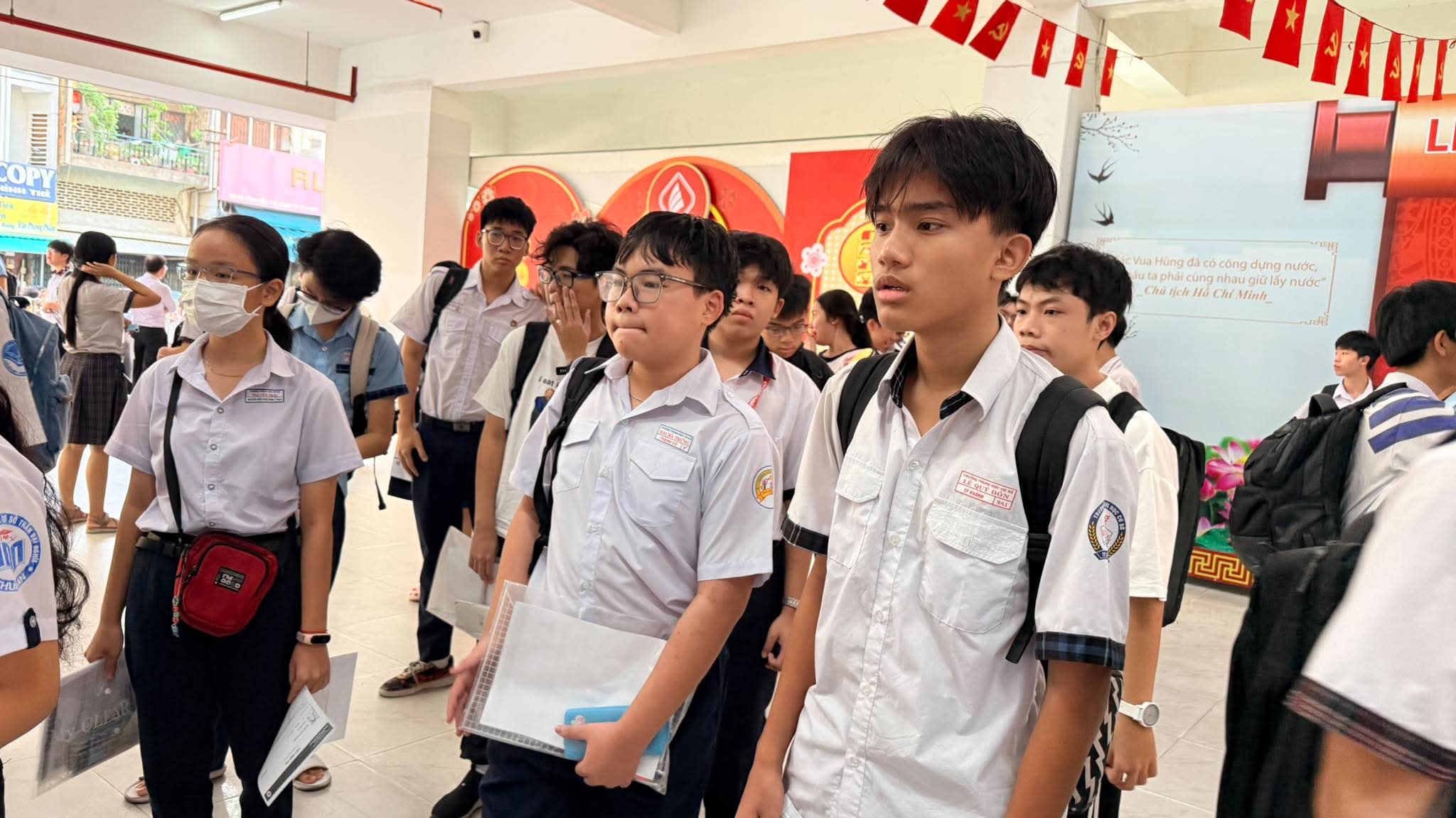 S&aacute;ng nay, hơn 4.700 th&iacute; sinh thi lớp 10 Trường Phổ th&ocirc;ng Năng khiếu TPHCM - Ảnh 4.