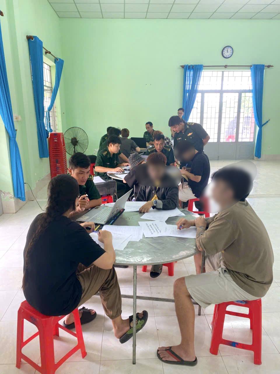 C&ocirc;ng an TPHCM tiếp nhận 7 c&ocirc;ng d&acirc;n bị trục xuất: Cảnh gi&aacute;c trước lừa đảo xuất cảnh 2026 - Ảnh 1.