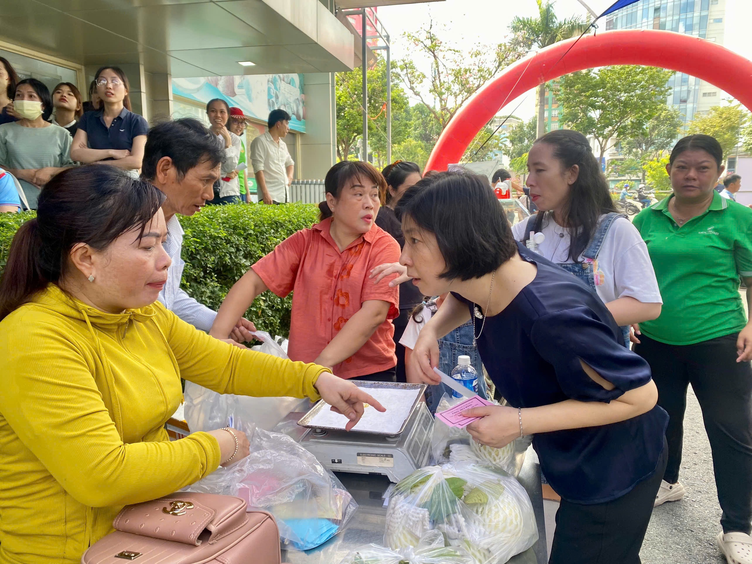 Ng&agrave;y hội C&ocirc;ng nh&acirc;n Sagri: Trao qu&agrave;, mở phi&ecirc;n chợ ưu đ&atilde;i cho đo&agrave;n vi&ecirc;n, người lao động - Ảnh 2.
