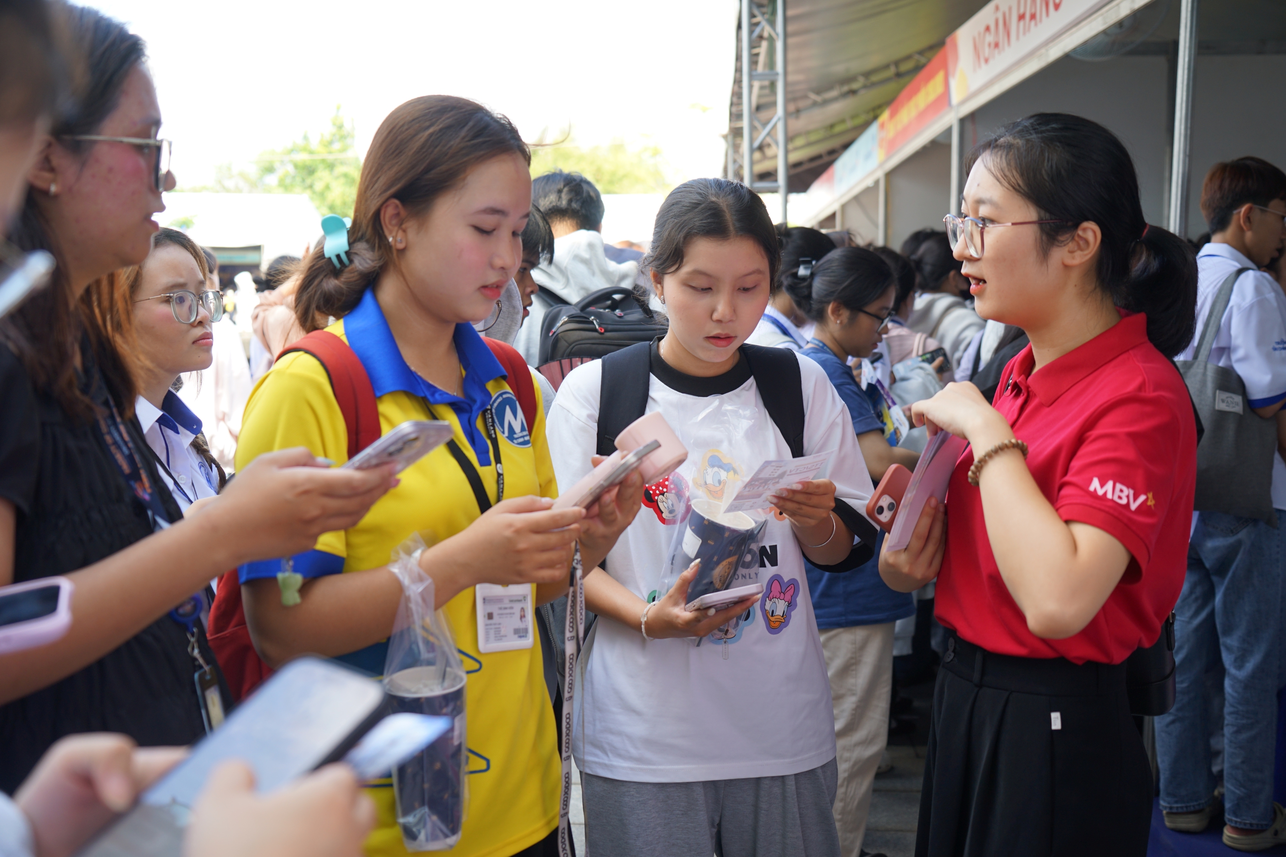 JOB FAIR UFM 2026 thu h&uacute;t hơn 5.000 sinh vi&ecirc;n săn việc l&agrave;m - Ảnh 5.
