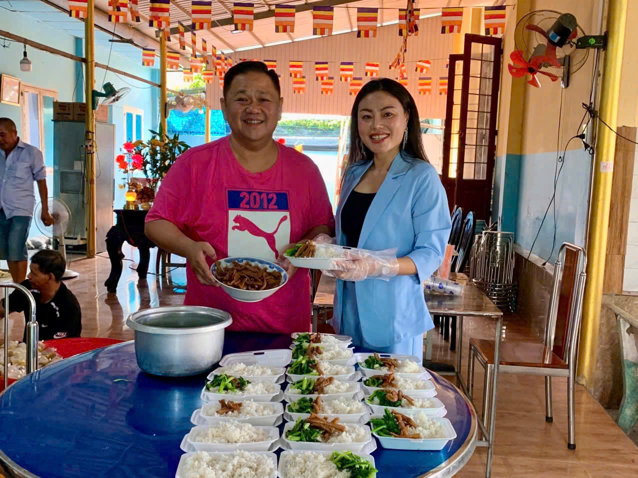 Hoa hậu Dạ Minh Ch&acirc;u g&acirc;y x&uacute;c động khi diện &aacute;o d&agrave;i h&aacute;t phục vụ c&aacute;c bệnh nhi ung thư - Ảnh 2.