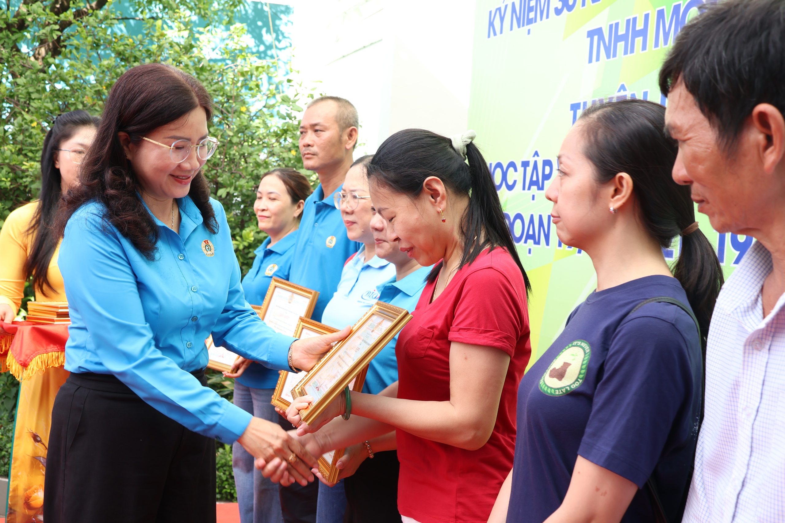 Ng&agrave;y hội C&ocirc;ng nh&acirc;n Sagri: Trao qu&agrave;, mở phi&ecirc;n chợ ưu đ&atilde;i cho đo&agrave;n vi&ecirc;n, người lao động - Ảnh 8.