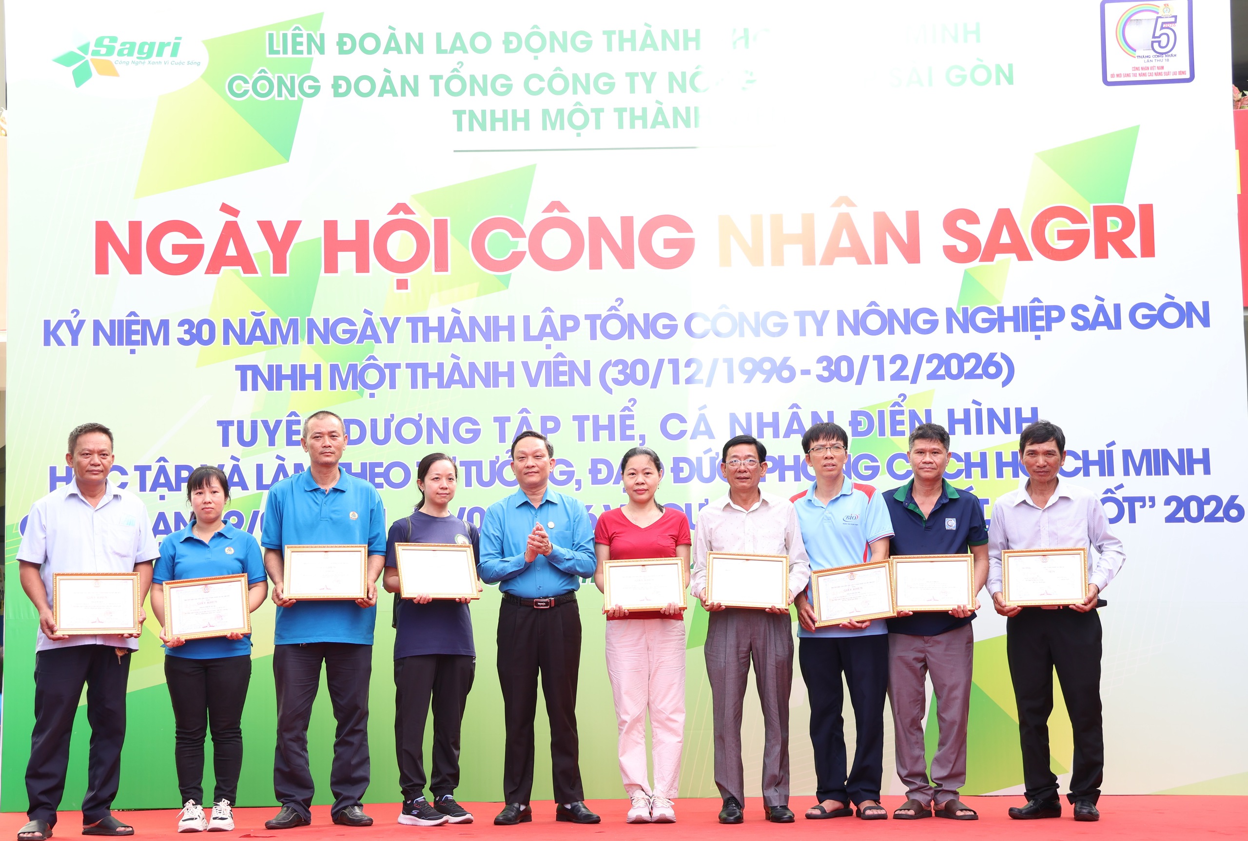 Ng&agrave;y hội C&ocirc;ng nh&acirc;n Sagri: Trao qu&agrave;, mở phi&ecirc;n chợ ưu đ&atilde;i cho đo&agrave;n vi&ecirc;n, người lao động - Ảnh 9.