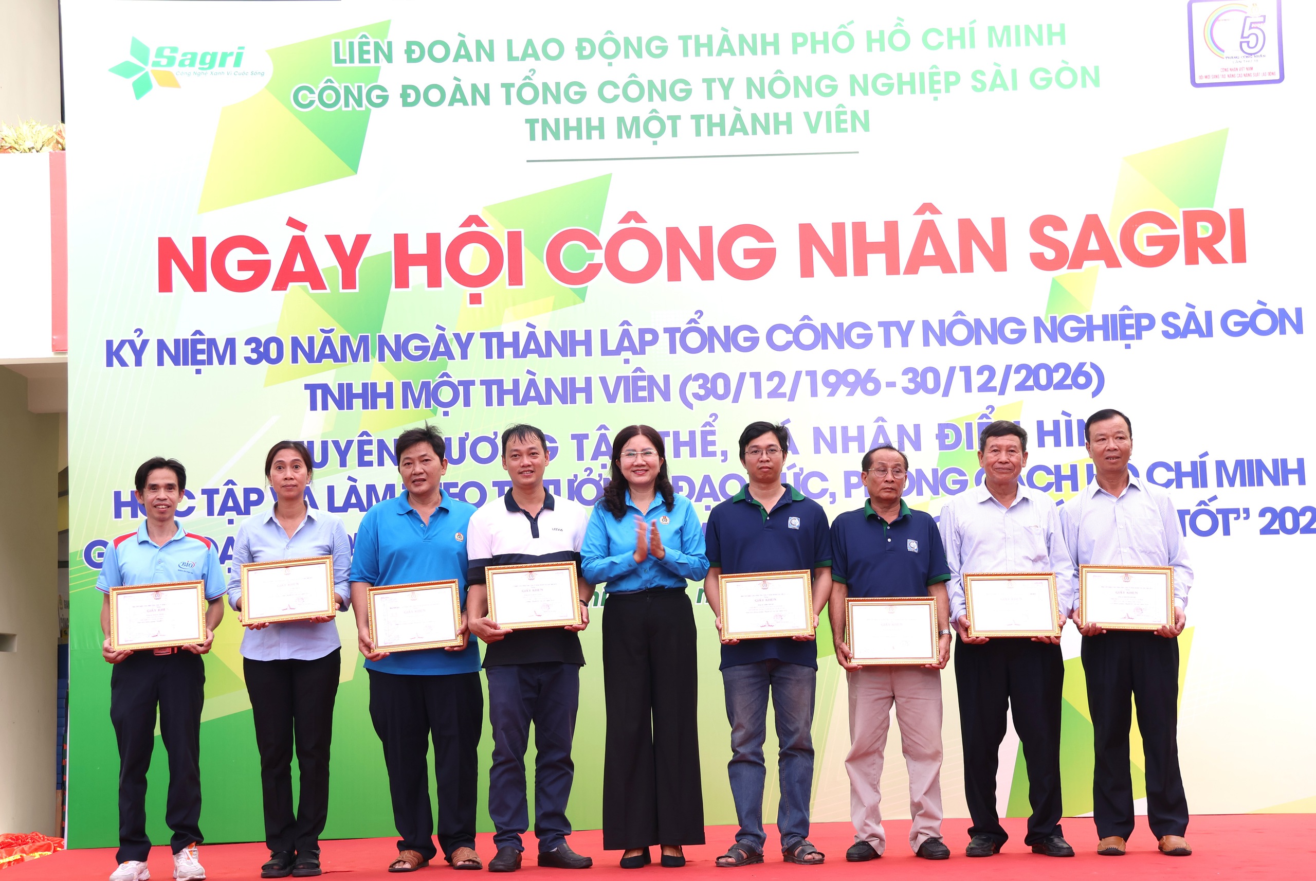 Ng&agrave;y hội C&ocirc;ng nh&acirc;n Sagri: Trao qu&agrave;, mở phi&ecirc;n chợ ưu đ&atilde;i cho đo&agrave;n vi&ecirc;n, người lao động - Ảnh 10.