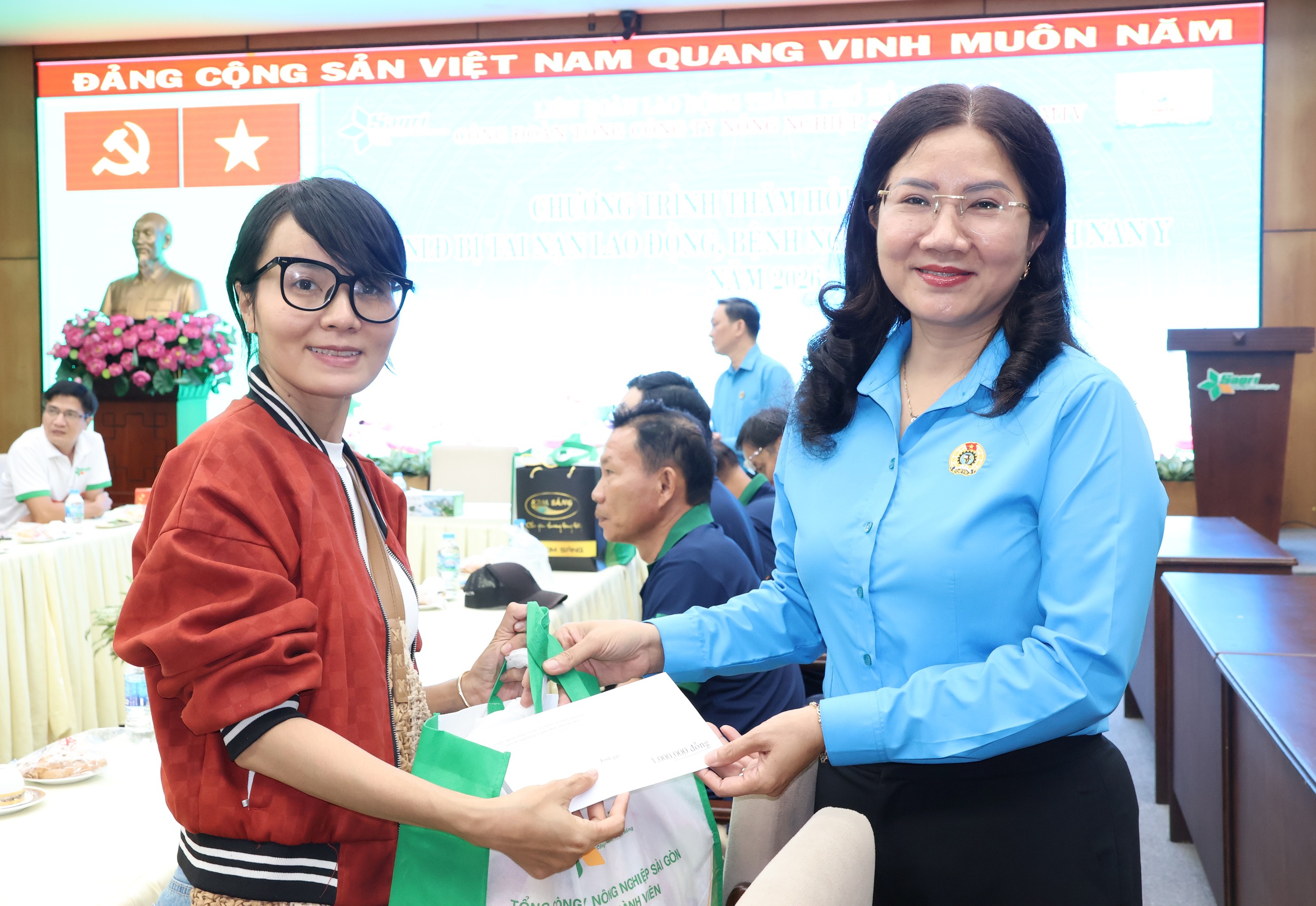 Ng&agrave;y hội C&ocirc;ng nh&acirc;n Sagri: Trao qu&agrave;, mở phi&ecirc;n chợ ưu đ&atilde;i cho đo&agrave;n vi&ecirc;n, người lao động - Ảnh 5.
