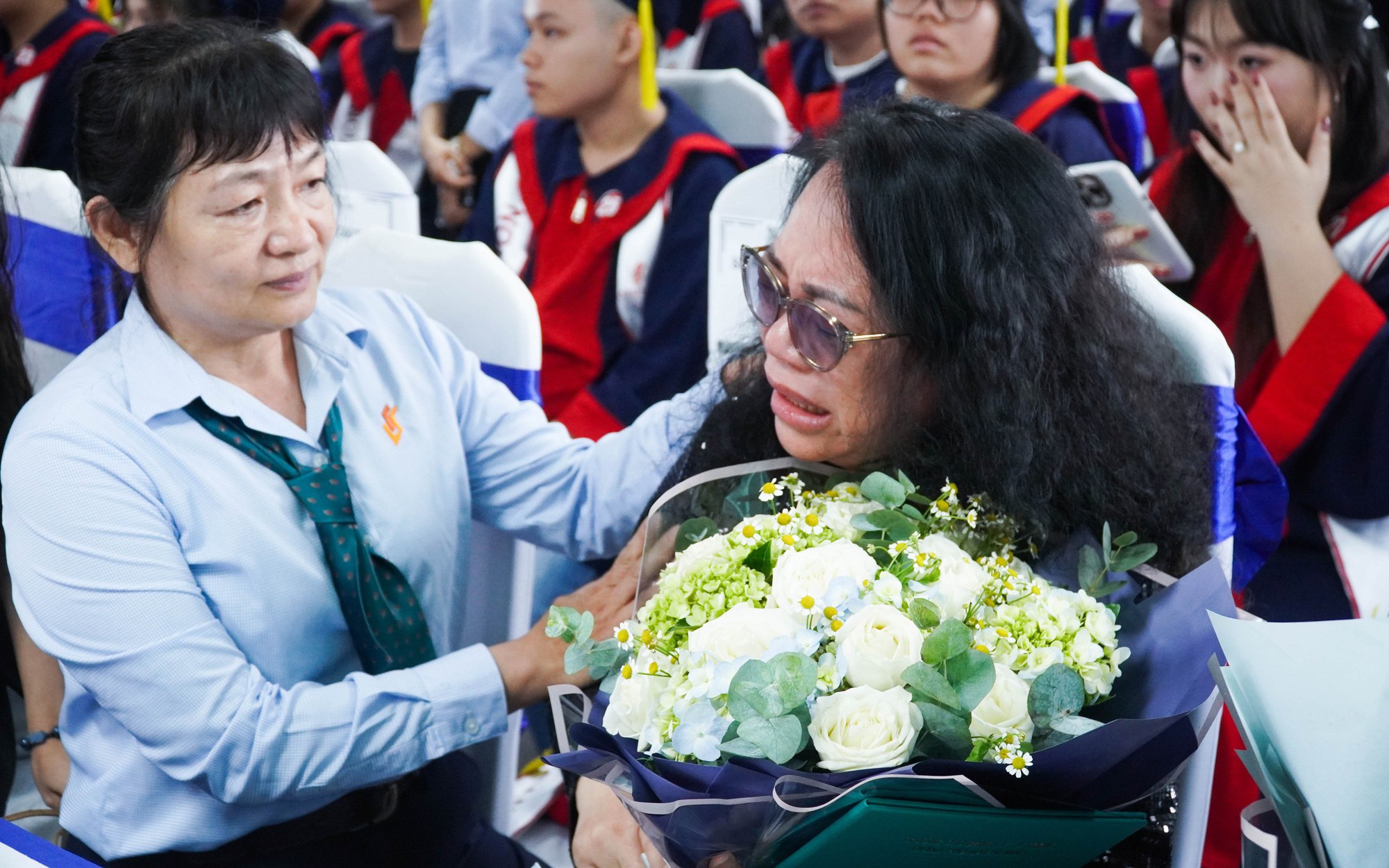 Lên nhận bằng thay trong lễ tốt nghiệp, phụ huynh bật khóc vì quá nhớ con