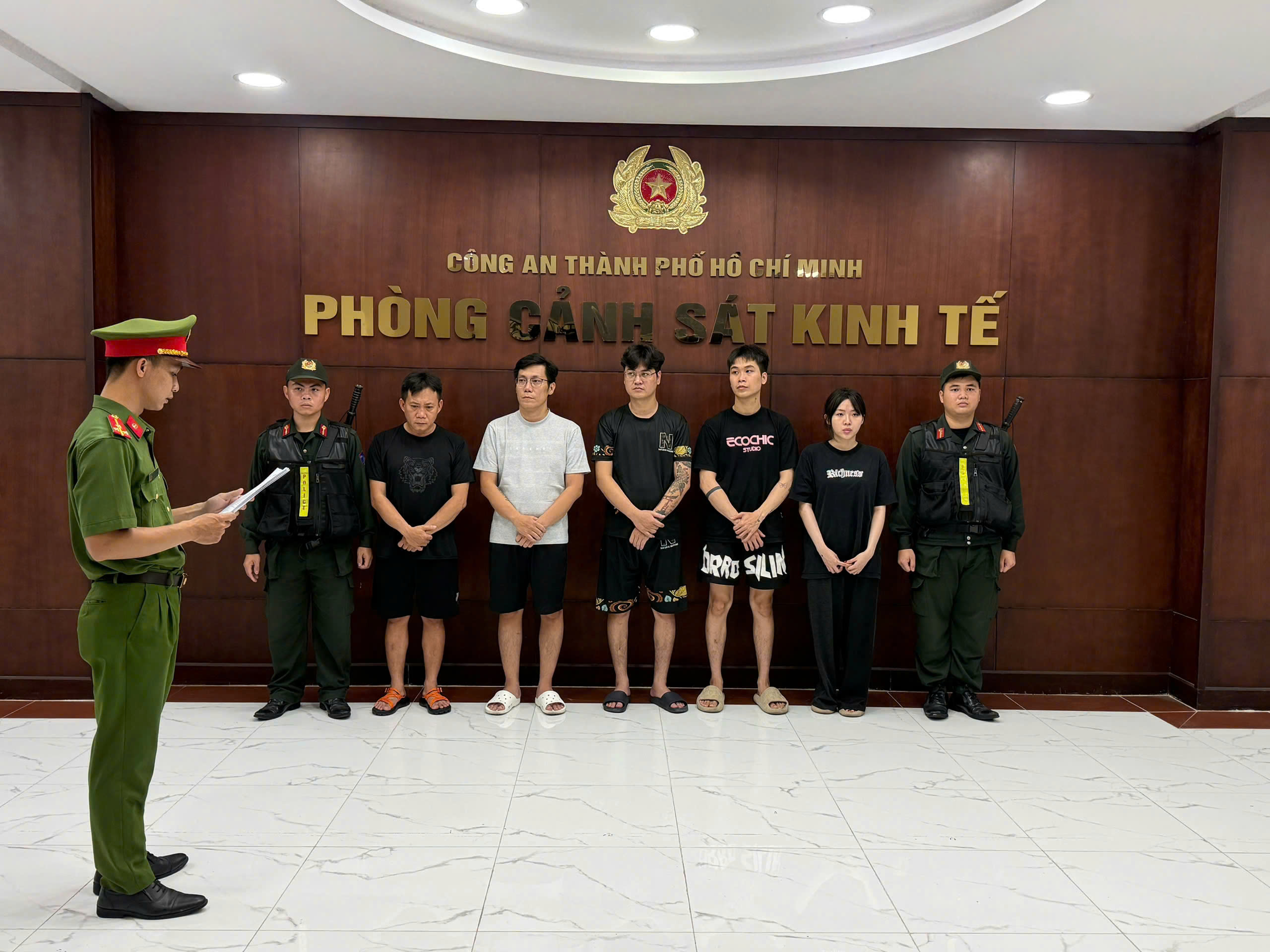 Công an TPHCM bắt 5 người trong vụ Buôn bán khí cười N2O trái phép - Ảnh 1.