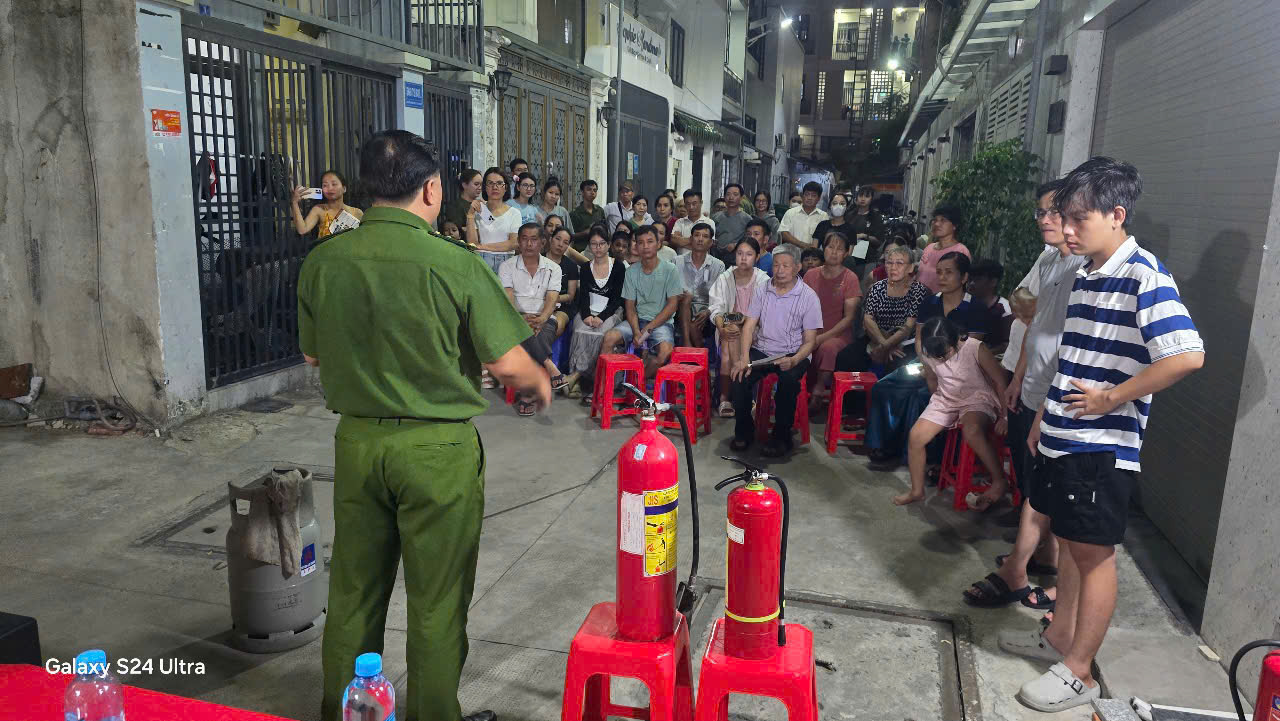 Phường An Nhơn huấn luyện kỹ năng PCCC v&agrave; nhận diện tội phạm c&ocirc;ng nghệ cao cho người d&acirc;n - Ảnh 2.