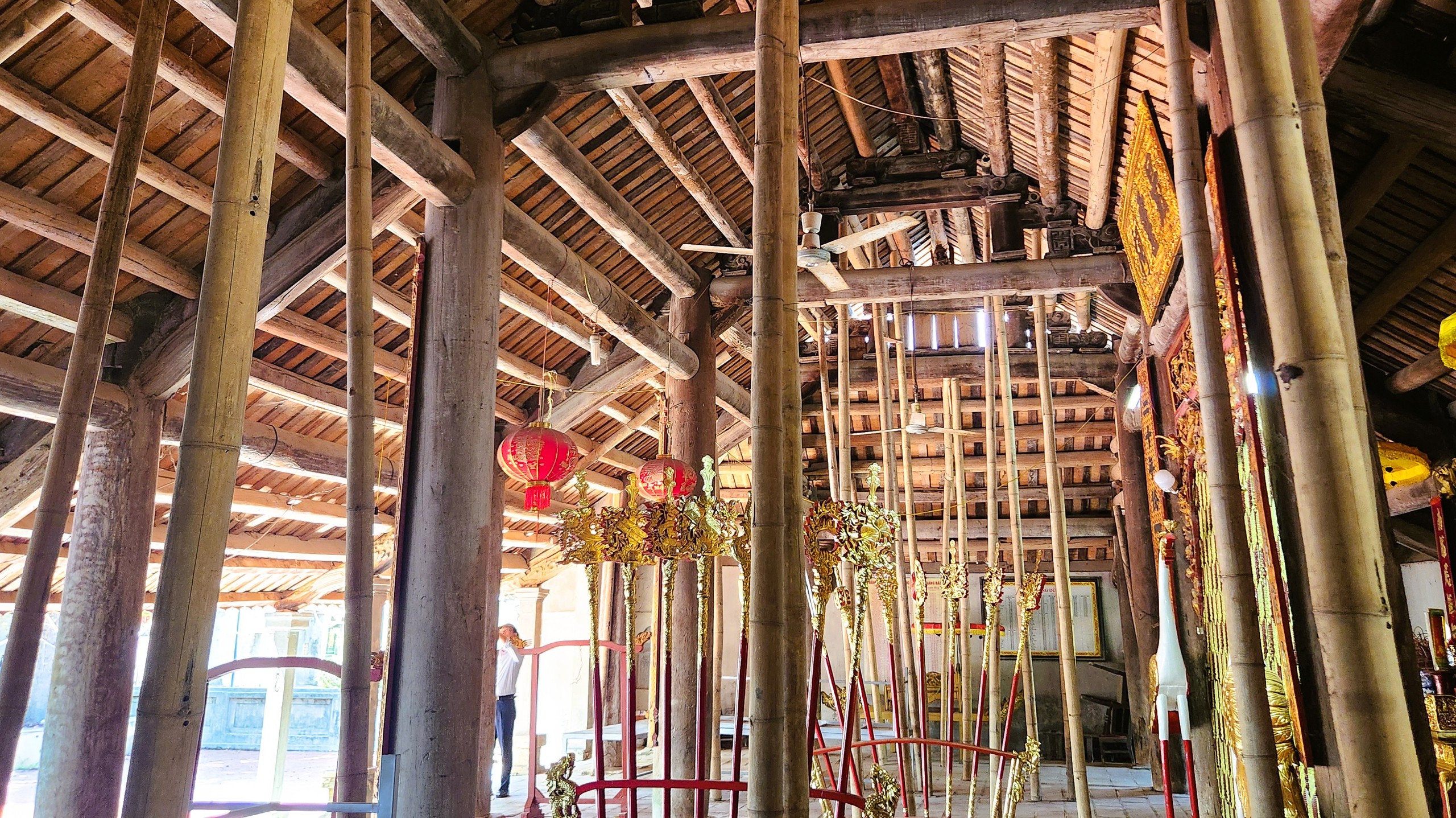 Tin mới vụ đình cổ chờ sập, dân làng dùng tre luồng chống đỡ - Ảnh 2.