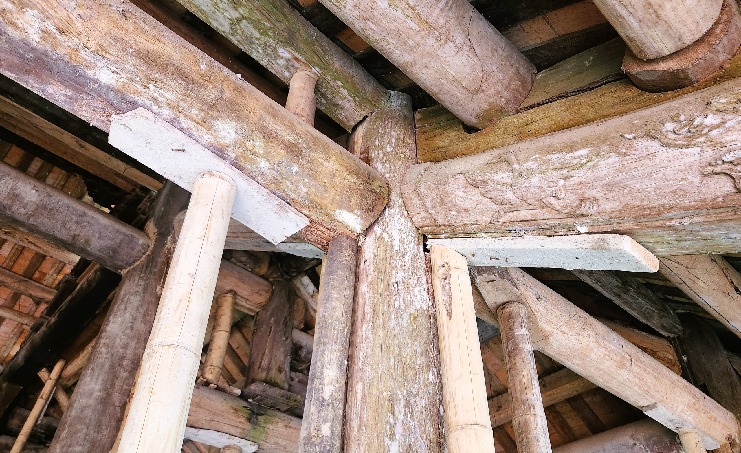 Tin mới vụ đình cổ chờ sập, dân làng dùng tre luồng chống đỡ - Ảnh 4.