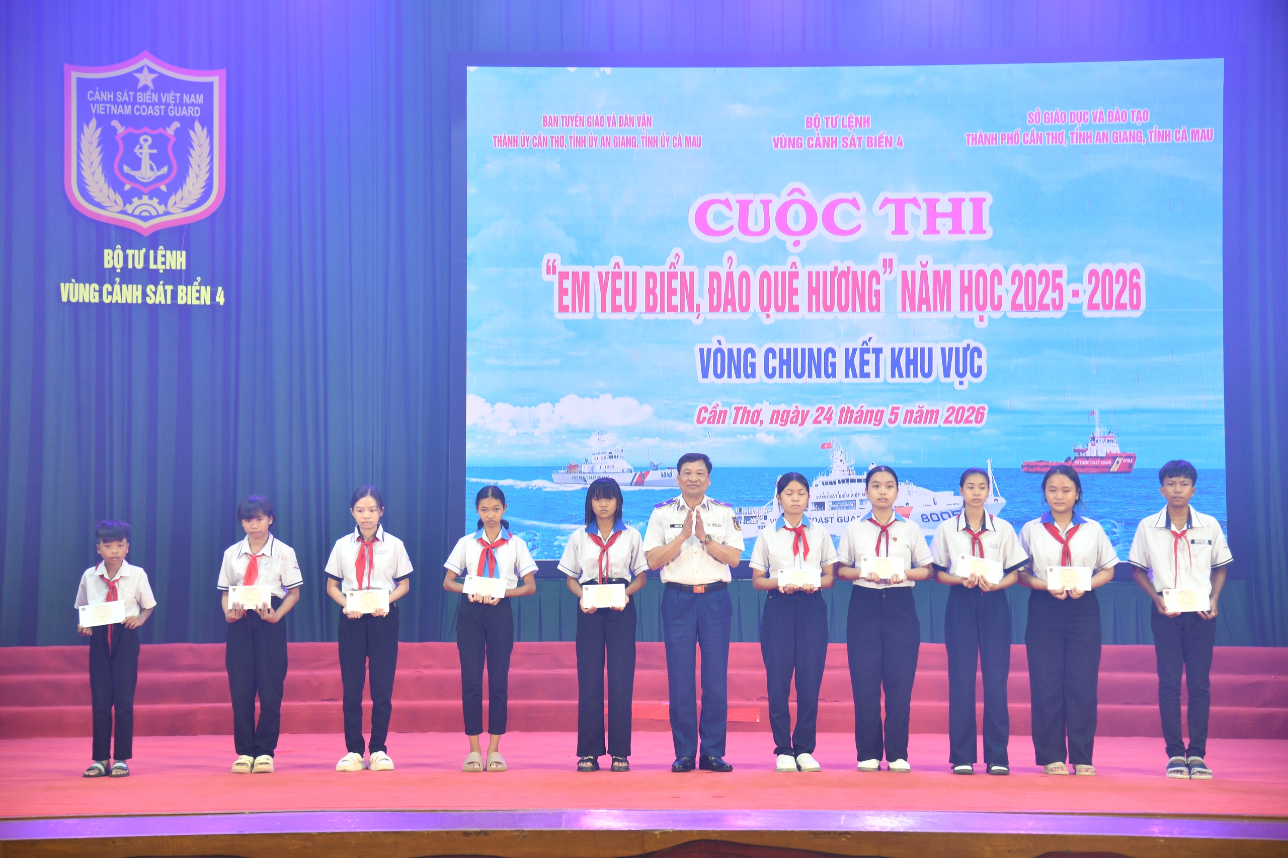 Đội thi của tỉnh C&agrave; Mau đoạt giải nhất cuộc thi "Em y&ecirc;u biển, đảo qu&ecirc; hương" - Ảnh 8.