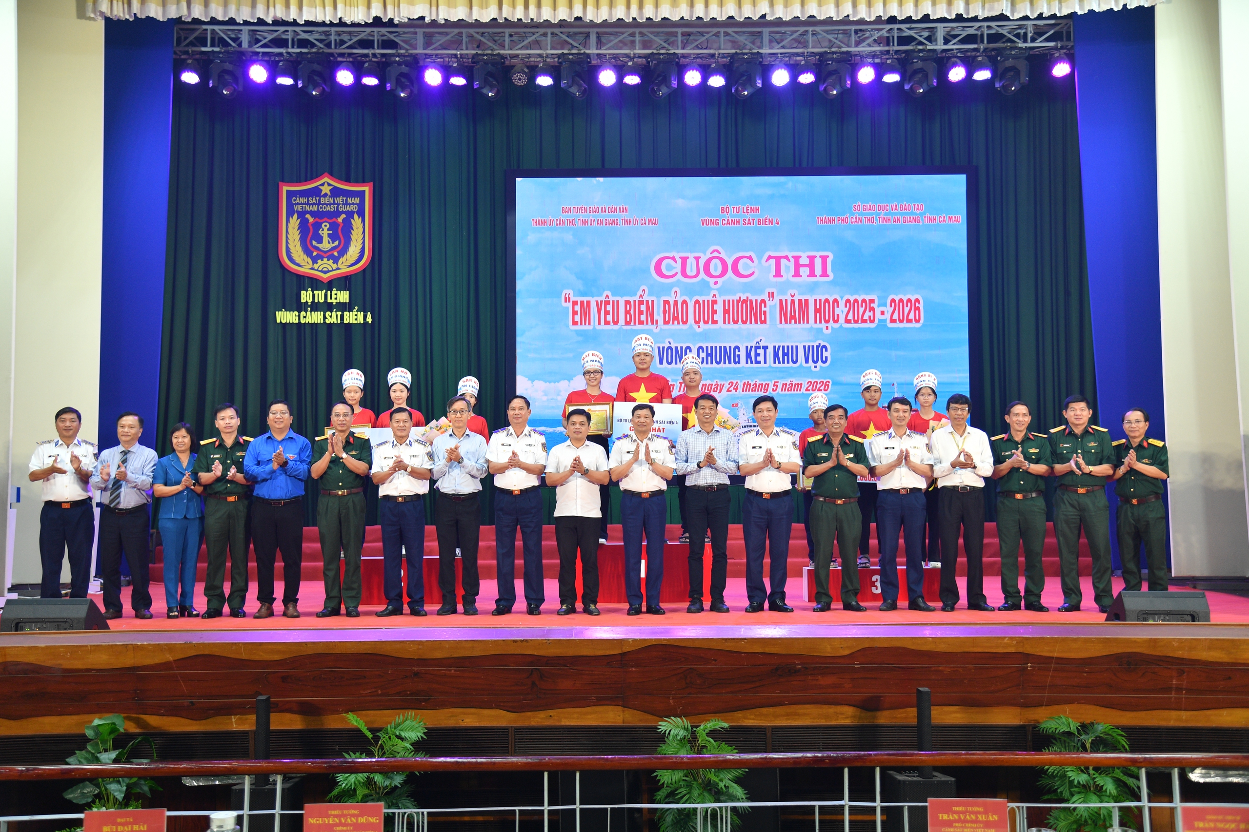 Đội thi của tỉnh C&agrave; Mau đoạt giải nhất cuộc thi "Em y&ecirc;u biển, đảo qu&ecirc; hương" - Ảnh 9.