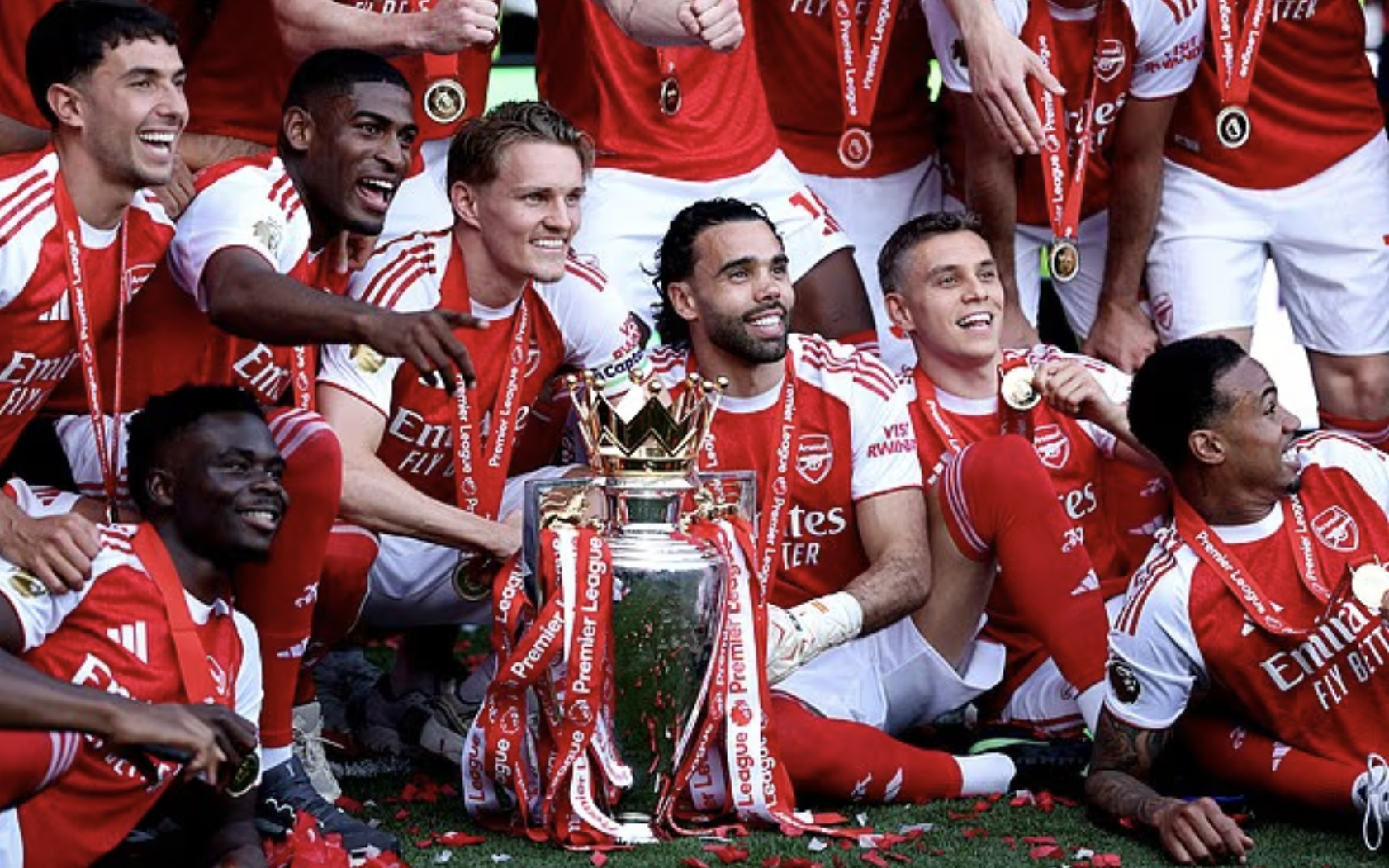 Arsenal nâng cúp vô địch Premier League sau 22 năm chờ đợi
