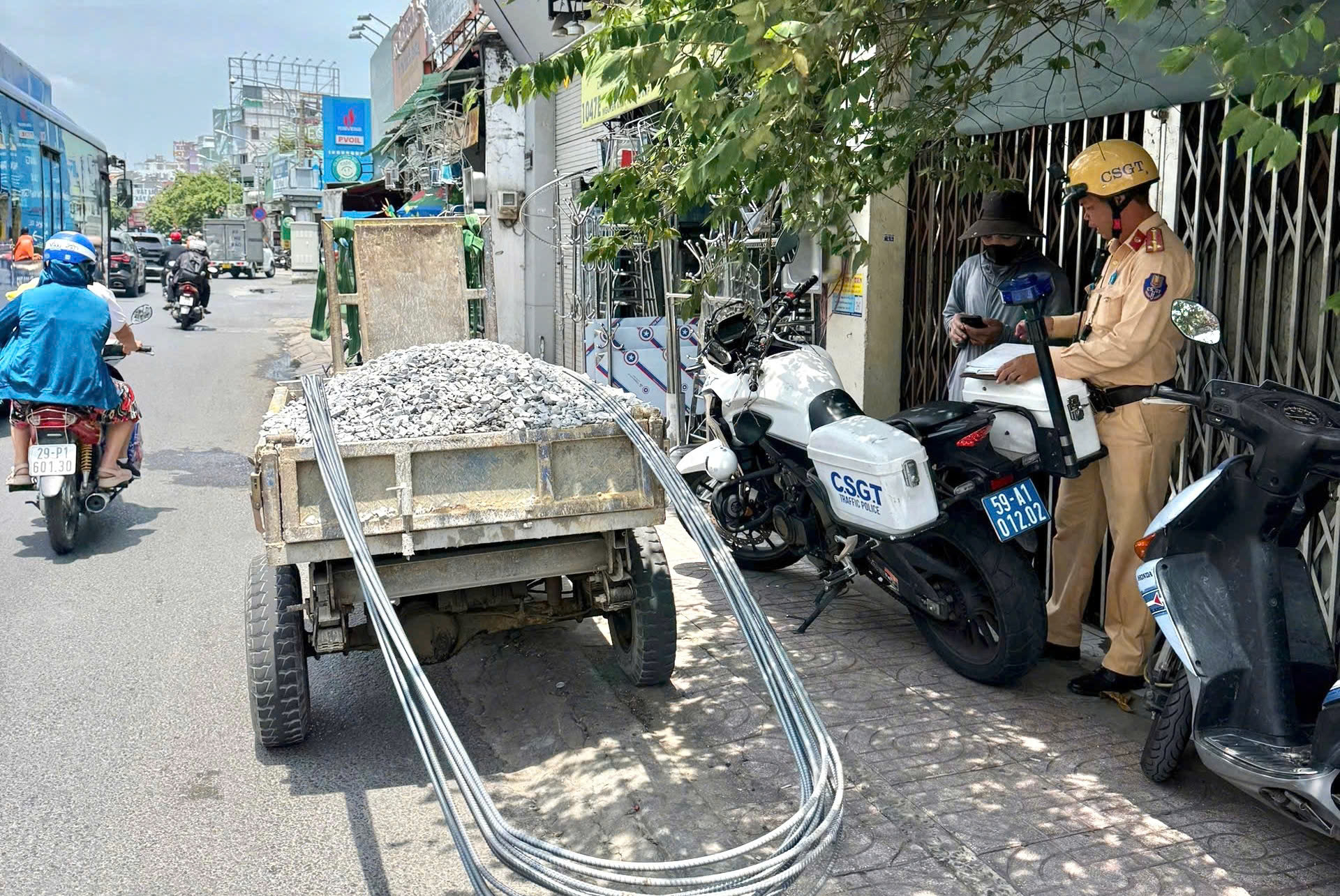 CSGT TPHCM tịch thu 185 xe ba bánh tự chế, không rõ nguồn gốc - Ảnh 2.