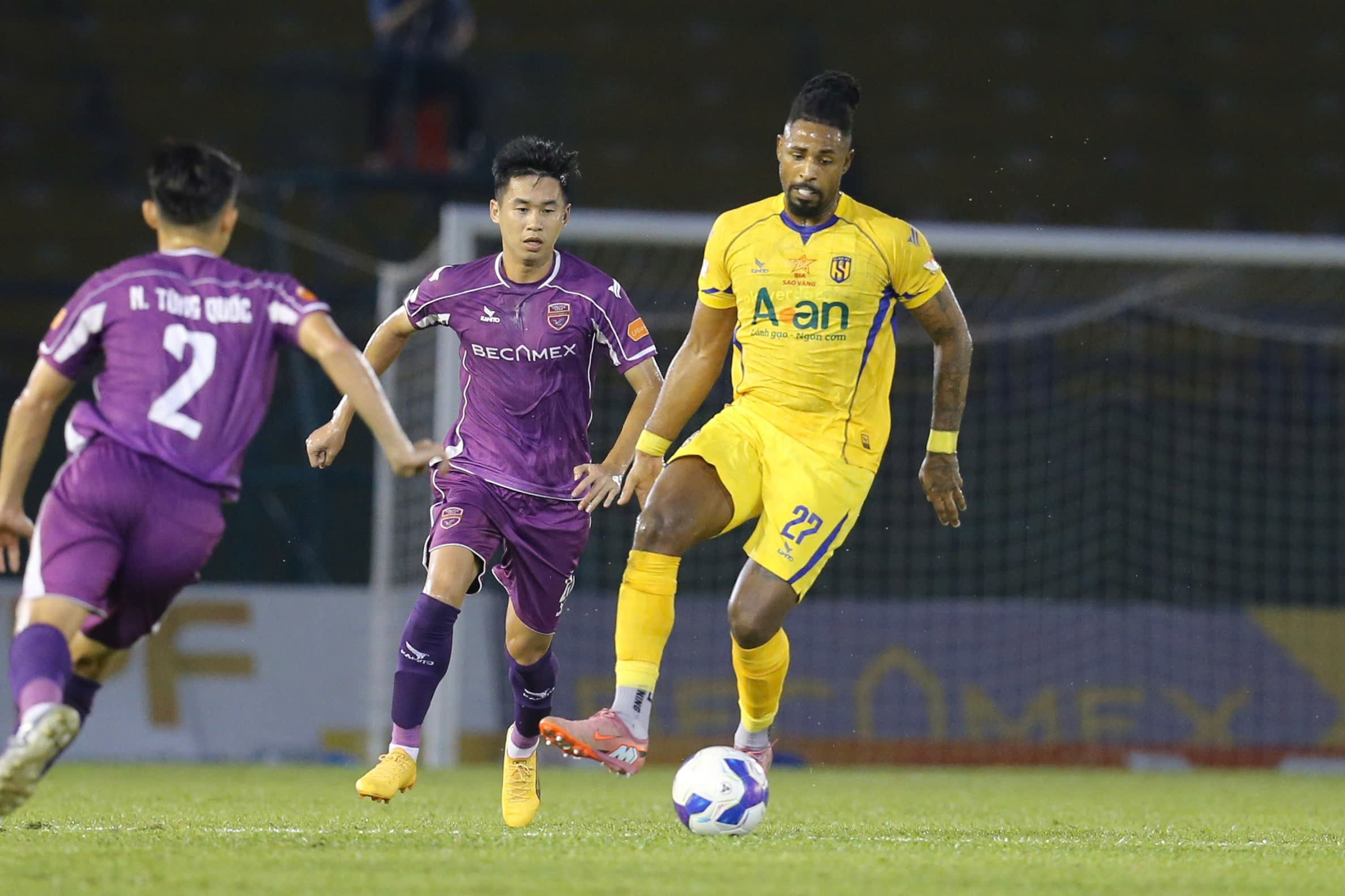 "Người nhện" U23 Việt Nam gi&uacute;p S&ocirc;ng Lam Nghệ An trụ hạng V-League - Ảnh 5.